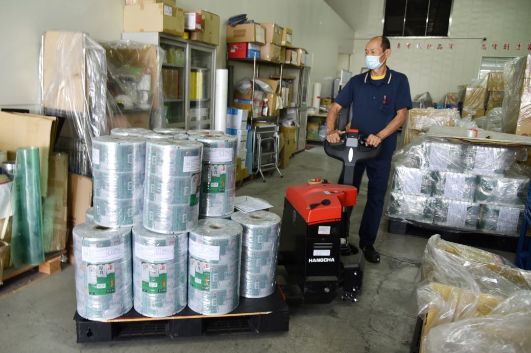 芳丞公司導入職務再設計方案，幫員工購置省力輔具，減輕中高齡勞工負擔。