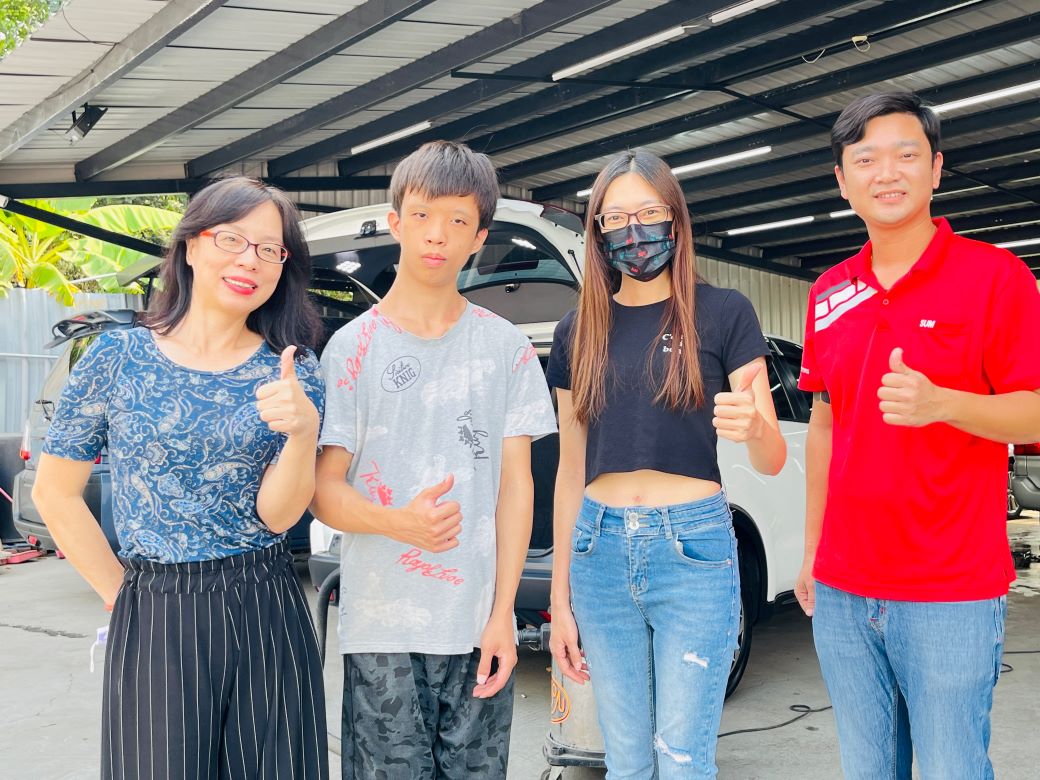 勞動部嘉義就業中心就服員張華玉(左1)運用「青年職得好評計畫」，協助小穎(左2)穩定就業於嘉義佳展汽車，認真的工作態度獲得雇主(右2)及主管讚賞。