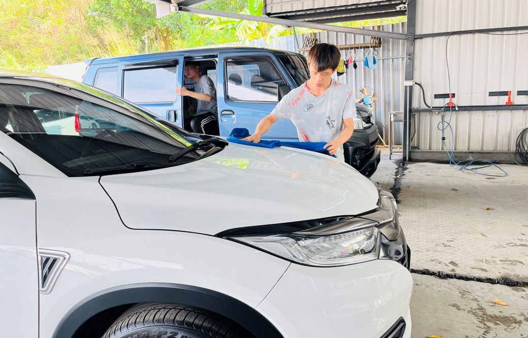 小穎透過勞動部「青年職得好評計畫」牌卡測驗加強自我優劣勢了解，依循其興趣找到洗車、清潔、上油、打蠟的汽車廠工作。