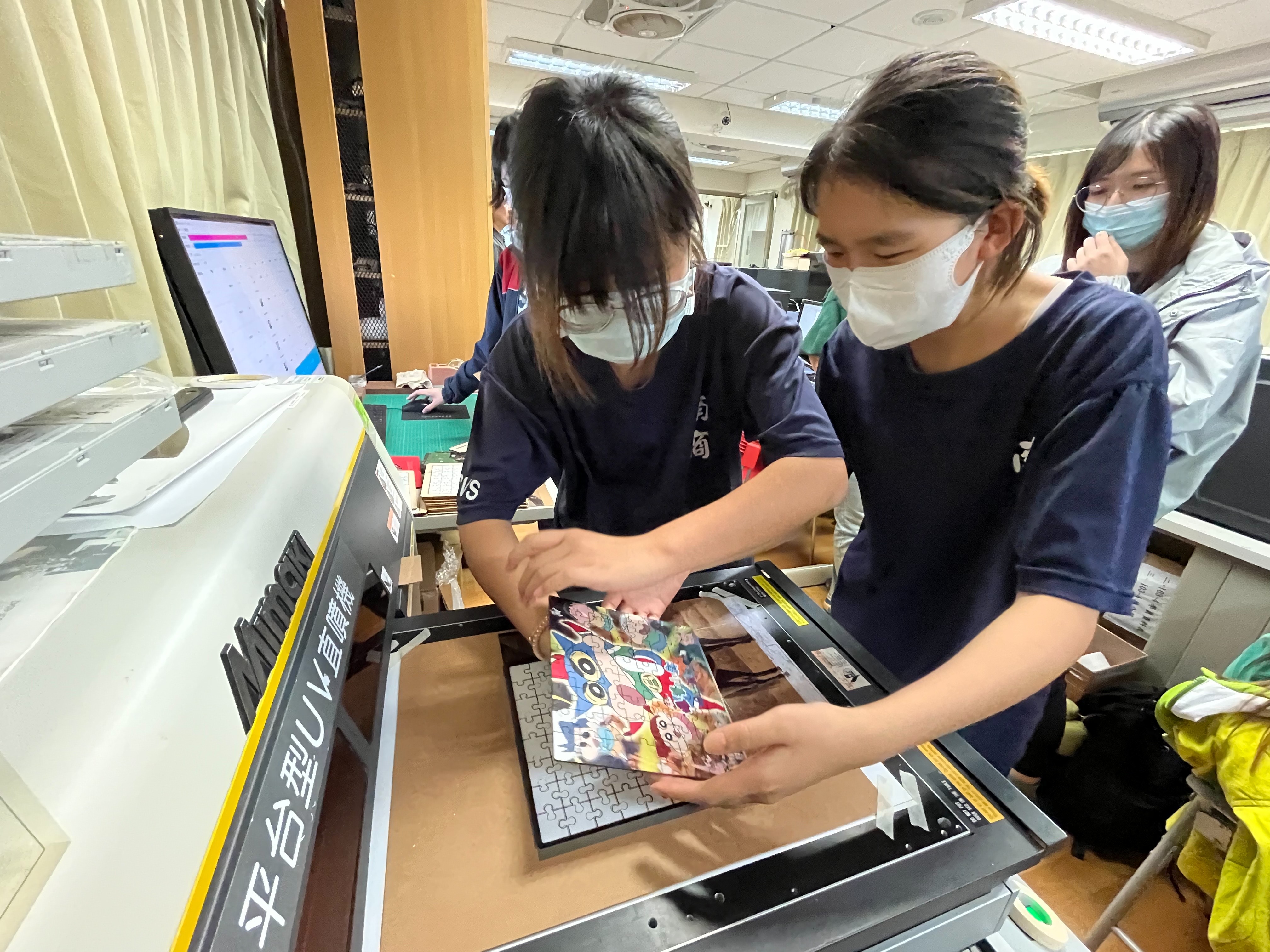 參加職業體驗活動學生們看到自己完成的作品時，直呼好玩有趣。