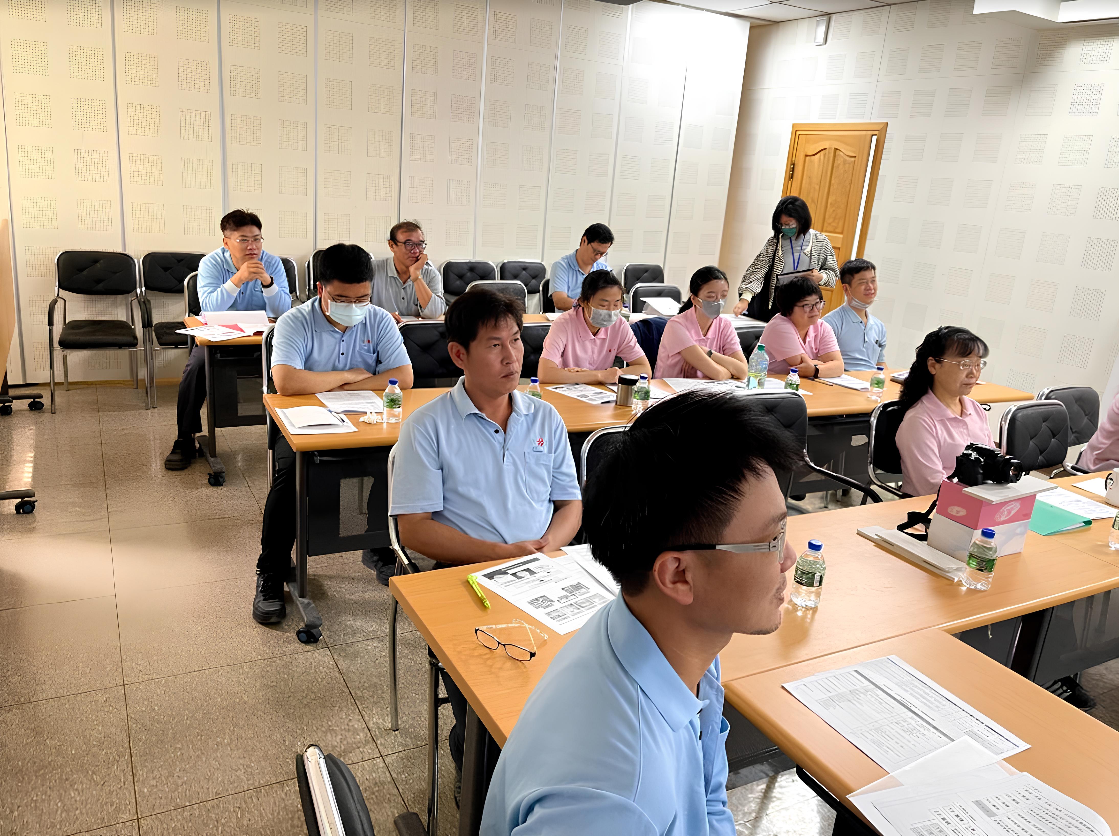 佳大建材公司透過勞動部「企業人力資源提升計畫」辦理員工在職訓練，聘請專業講師進場授課，提升中高齡員工專業職能。