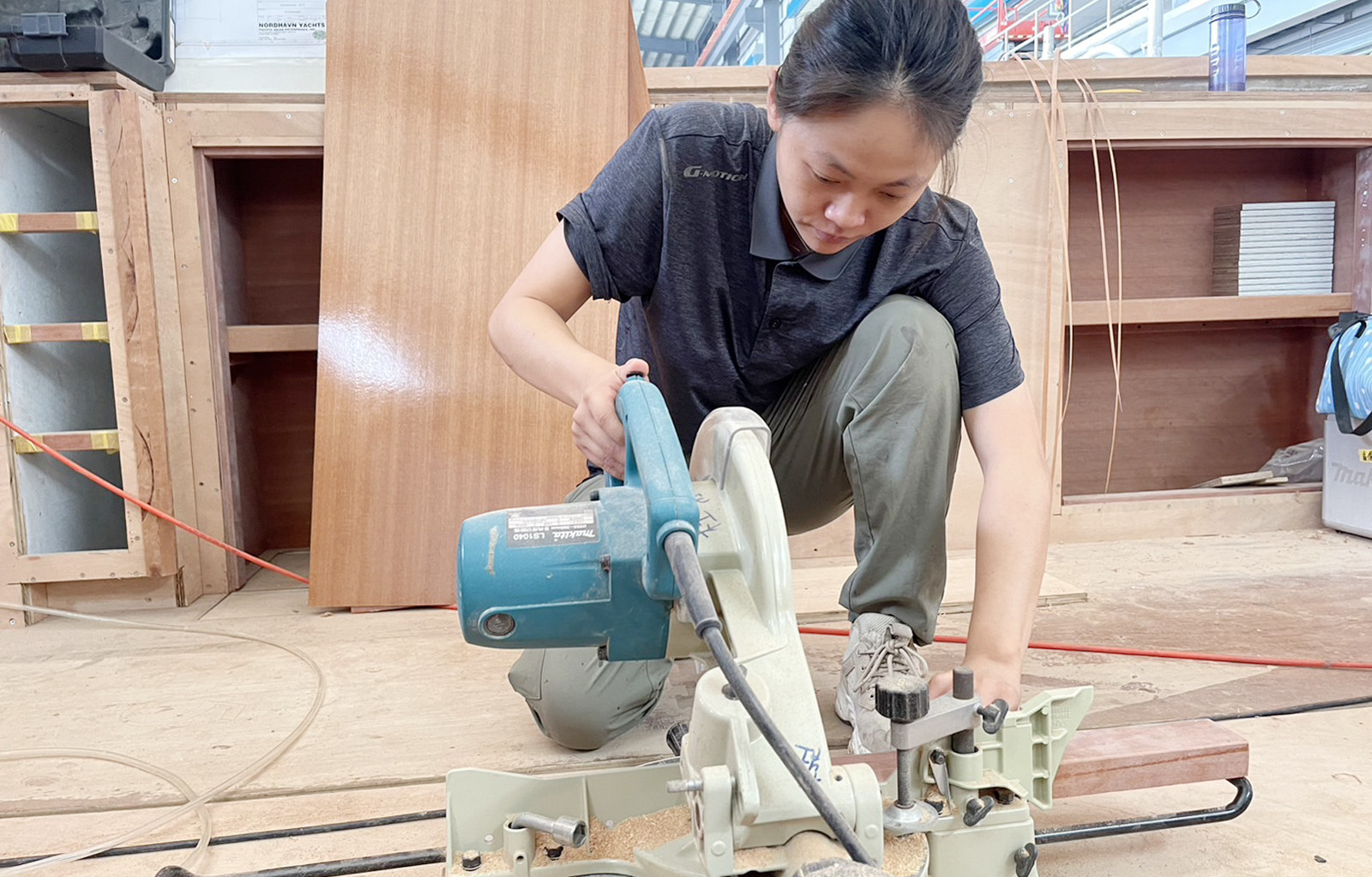 81年次的陳羽甄，職訓後到遊艇公司擔任木工近2年，不僅打破師傅們對年輕小女生的刻板印象，也闖出自己的一片天。