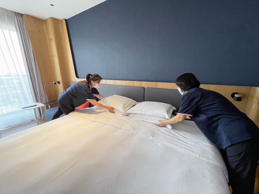 阿華姐(右)透過「疫後改善缺工擴大就業方案」重返職場，相當開心。