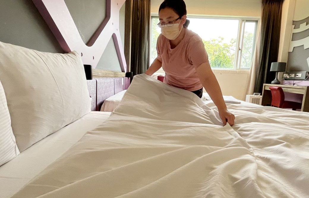 勞動部鼓勵企業以「先僱後訓」方式辦理房務員、清潔人員新進員工教育訓練，補助企業訓練費每人每月最高1萬5,000元。