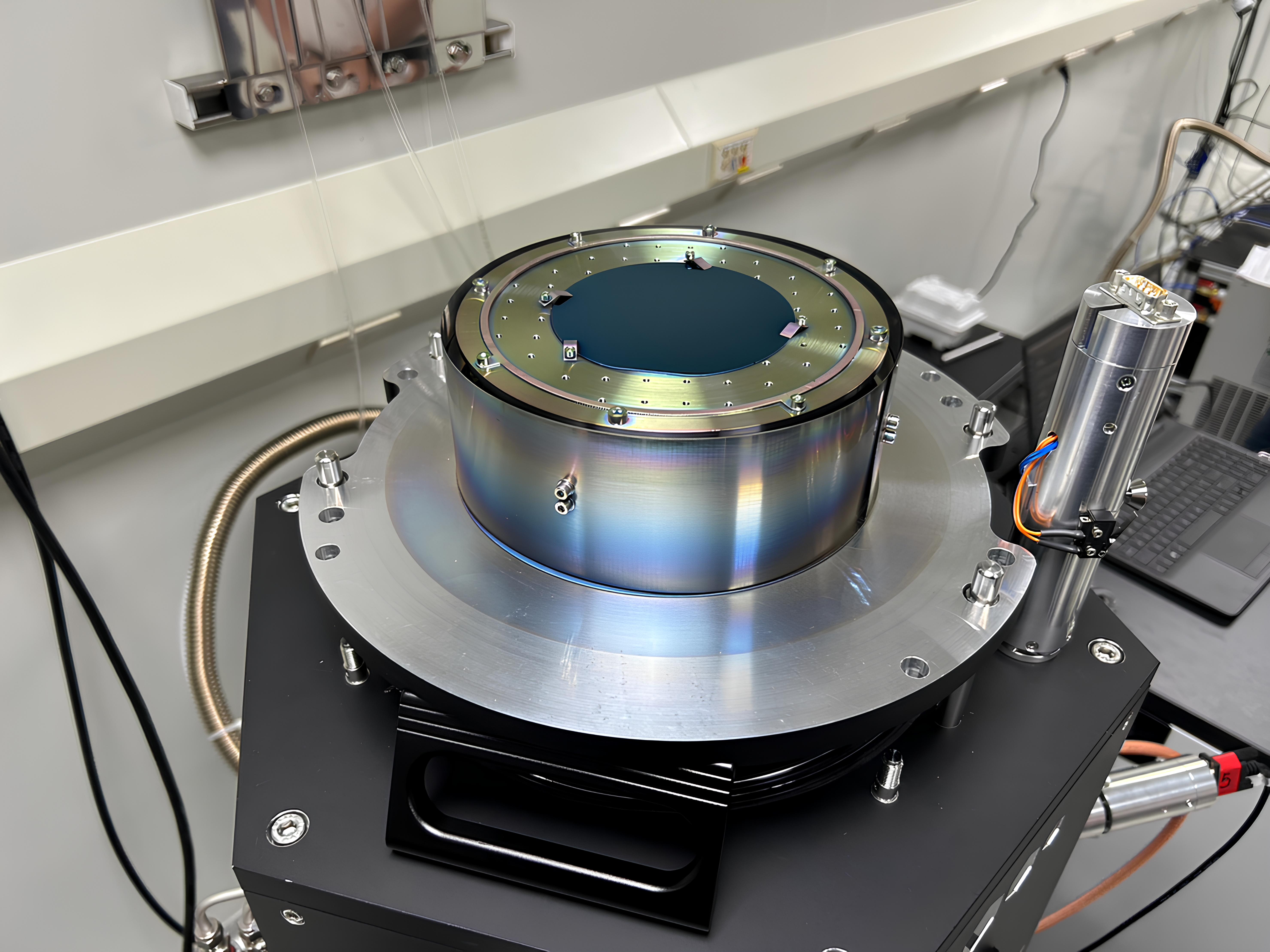 為了讓受訓學員能跟上業界腳步，「半導體製程基礎培訓班」實作課程，還會到成大南科半導體實驗室，進行元件及量測設備操作。