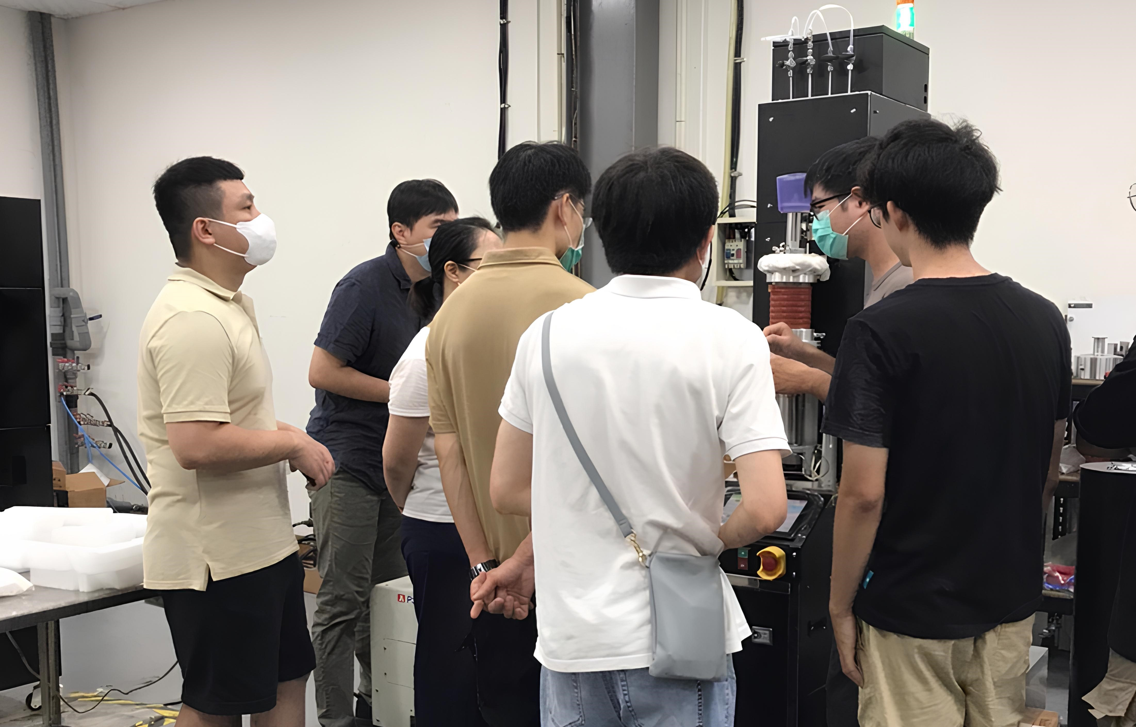 南分署自去年起與國立成功大學合作開辦「半導體製程基礎培訓班」，邀請業界專家共同授課最前端的半導體技術，鼓勵想投入該產業的待業民眾把握機會報名，躍升超夯科技新貴。