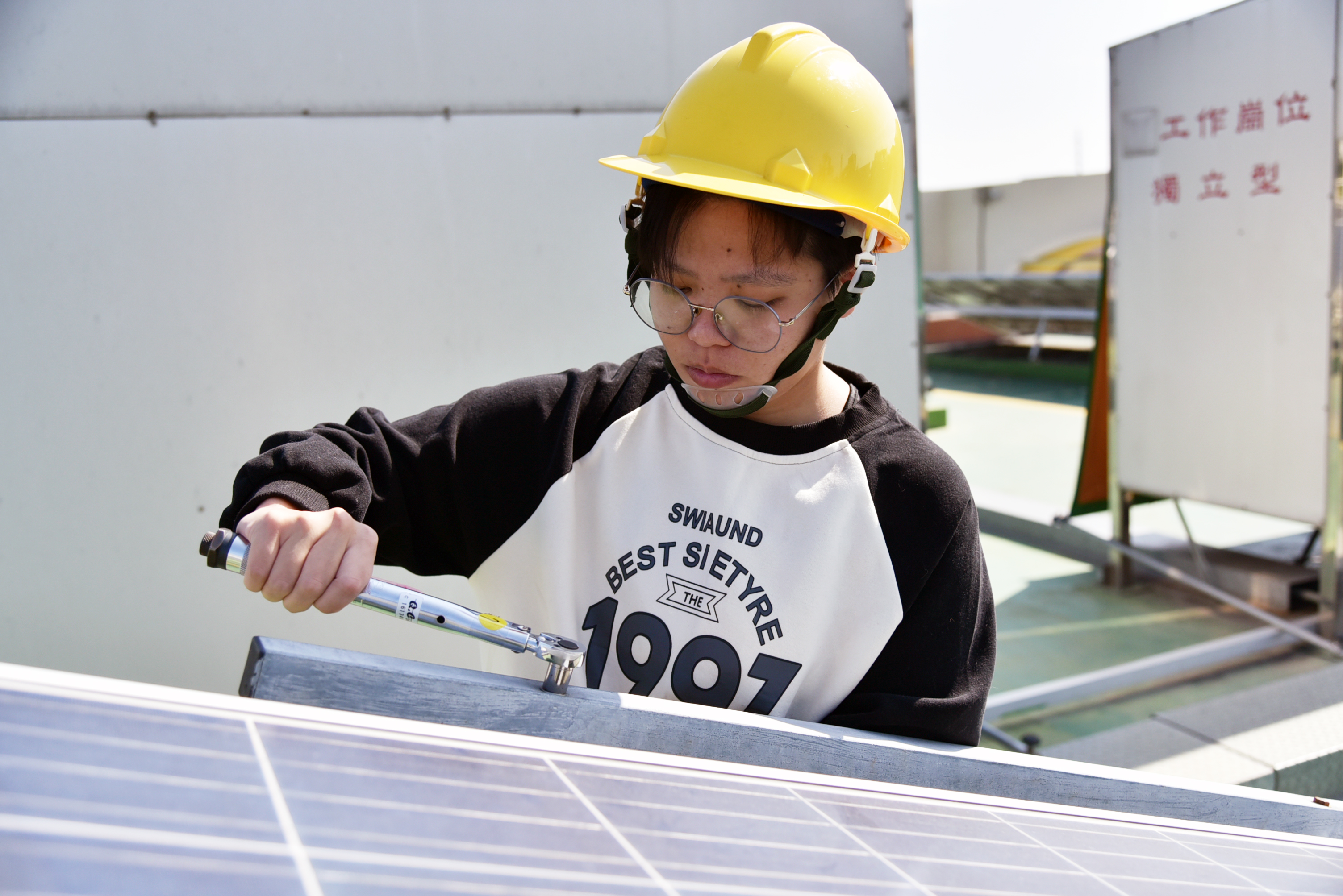 曾擔任多年成音師的胡珈綺看好太陽能產業前景，透過職訓成功轉換跑道。