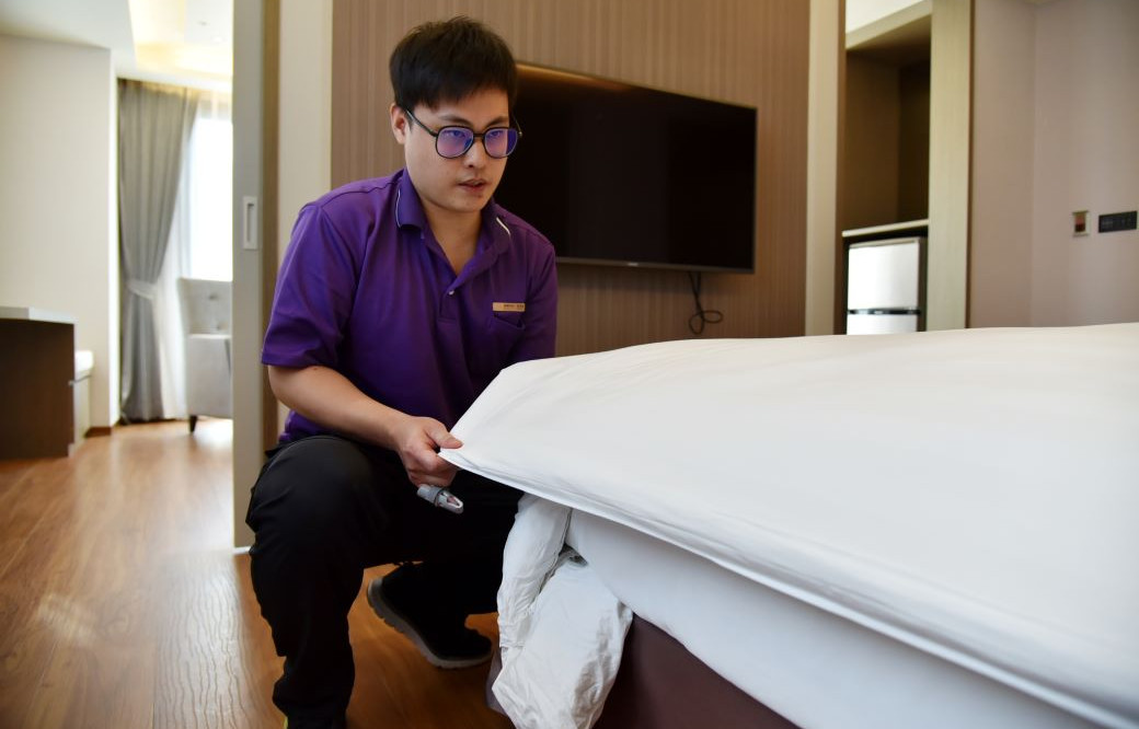 謝譯樑在台南就業中心協助下運用疫後缺工方案，成功讓他在徠·歸仁飯店擔任房務員工作。