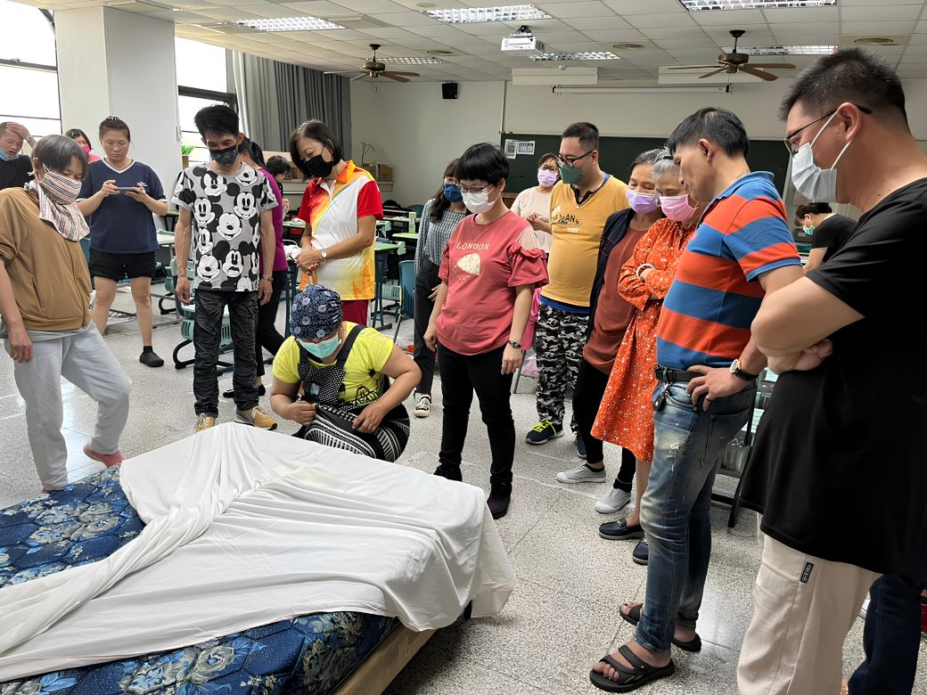 參加勞動部房務清潔職前專班結訓學員，將發給一次性獎勵金5千元，後經就業中心推介受僱前揭專案職缺，每月再加領6千元至1.3萬元獎勵金。