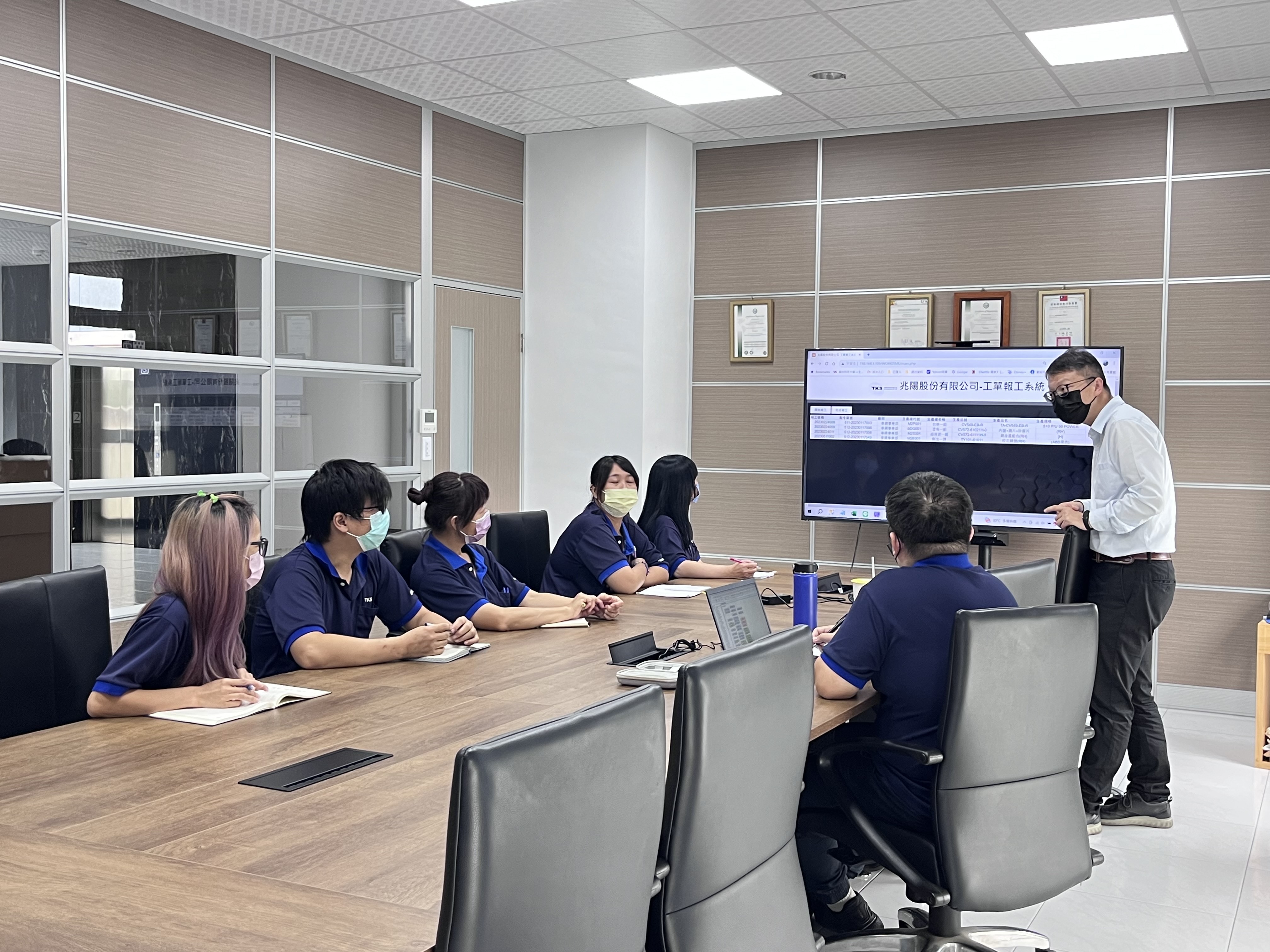 兆陽企業透過企業輔導顧問進場輔導，將生產管理資料電子化，並建置自動化平台，有效管控庫存即時性，提高工作效率、省去20%資料處理時間。