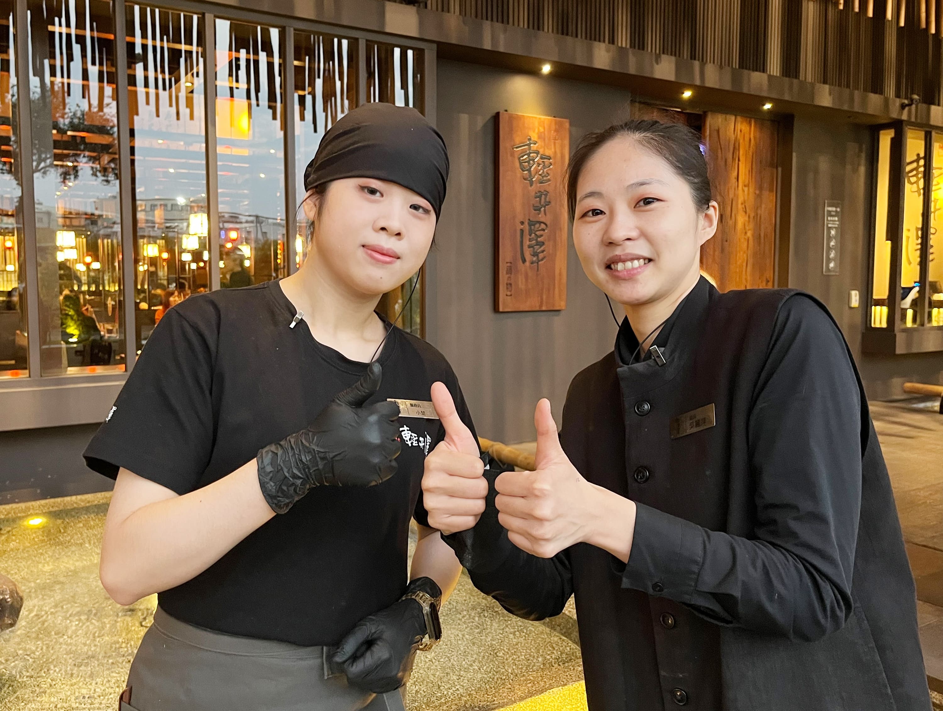 外場組長吳麗萍(右)對顏華宣(左)的工作態度與能力按讚肯定。