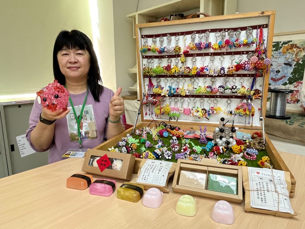 離開職場20年，蔡惠名透過勞動部推介到慈光心智關懷協會工作，開展不一樣的職涯道路，成就人生新價值。