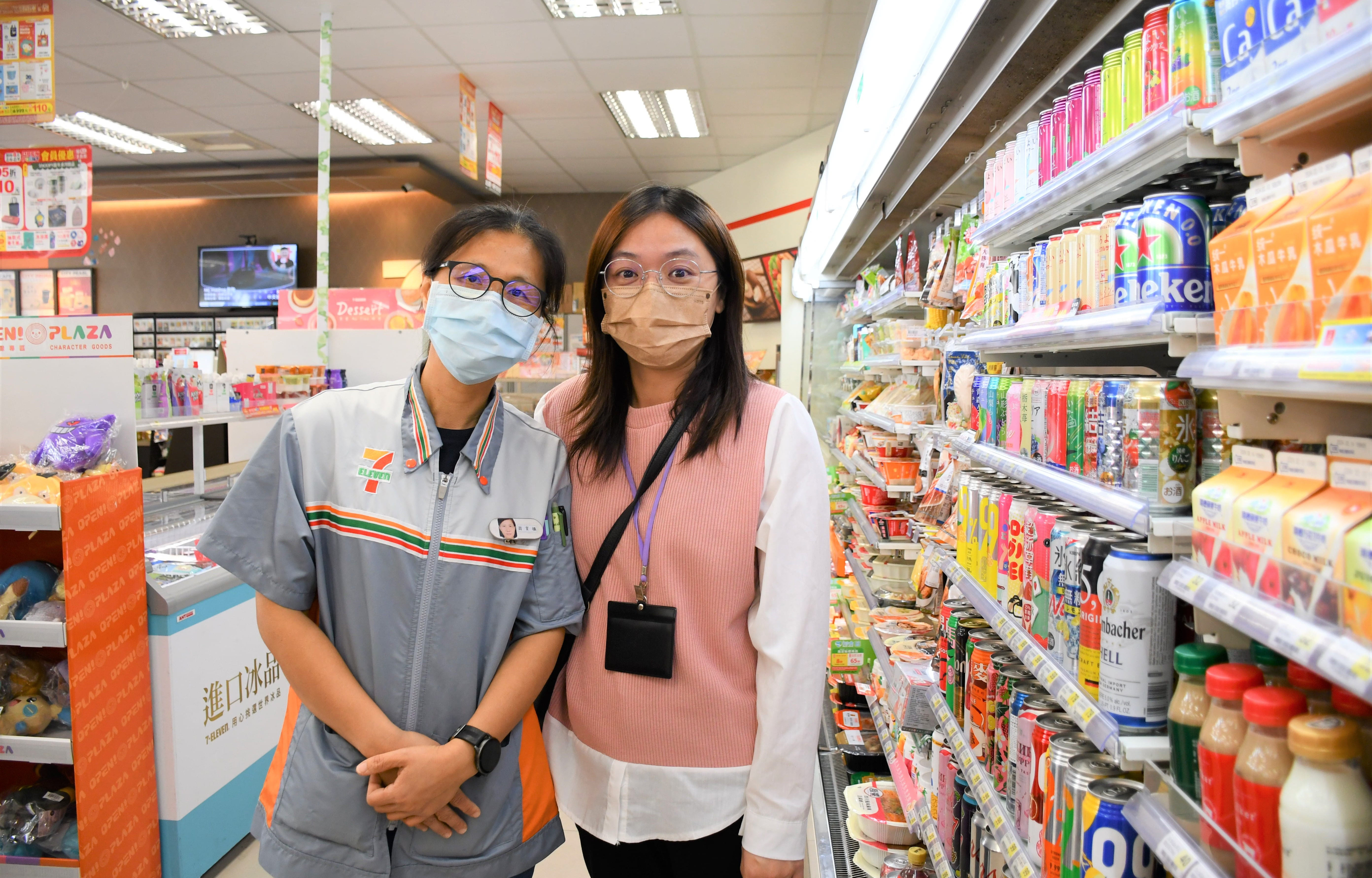 小楹(左)很感謝斗六就業中心就服員劉佳芬(右)的鼓勵與協助，讓他對生活重新燃起希望。