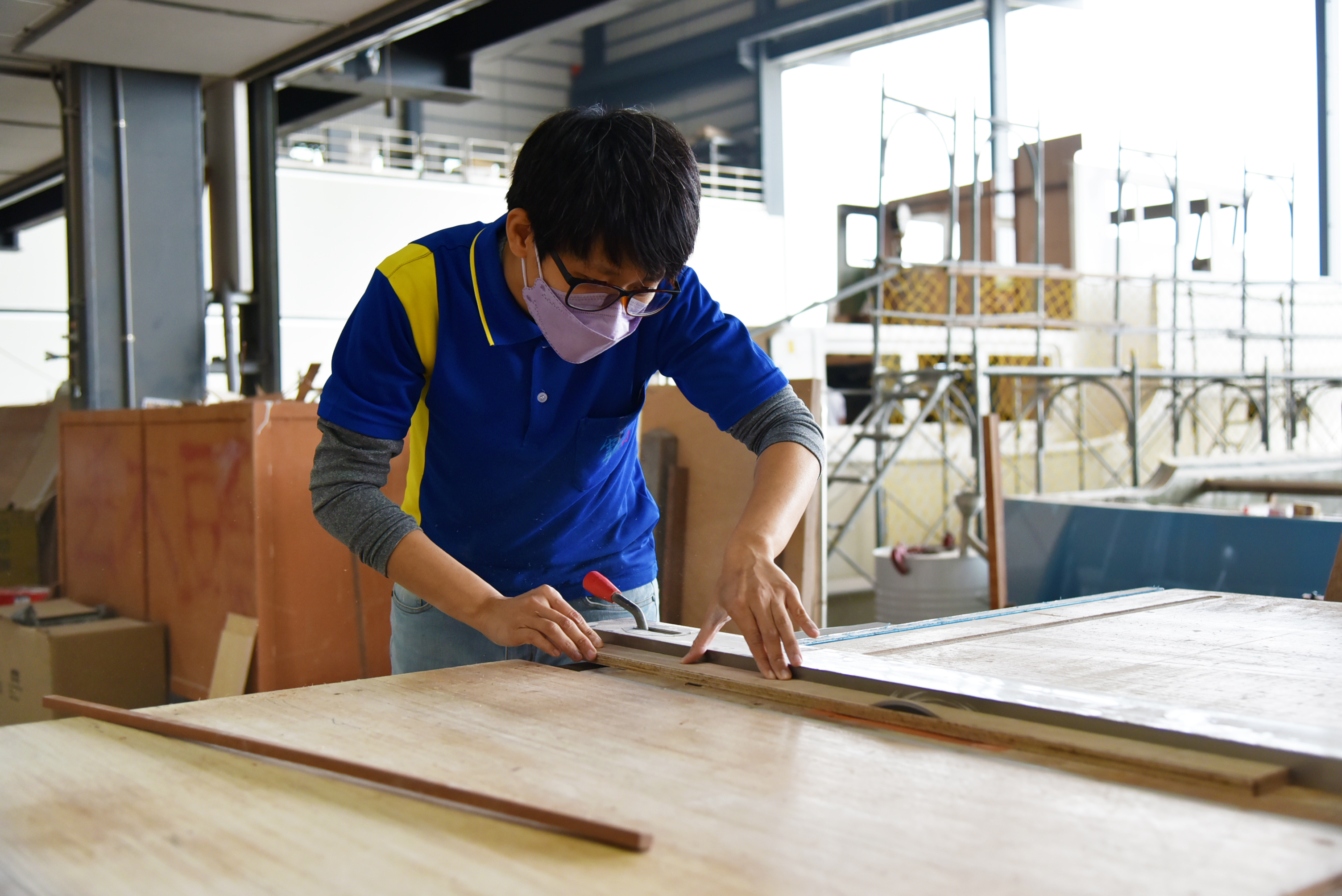 79年次的游慧蓉透過職訓轉行當木工。
