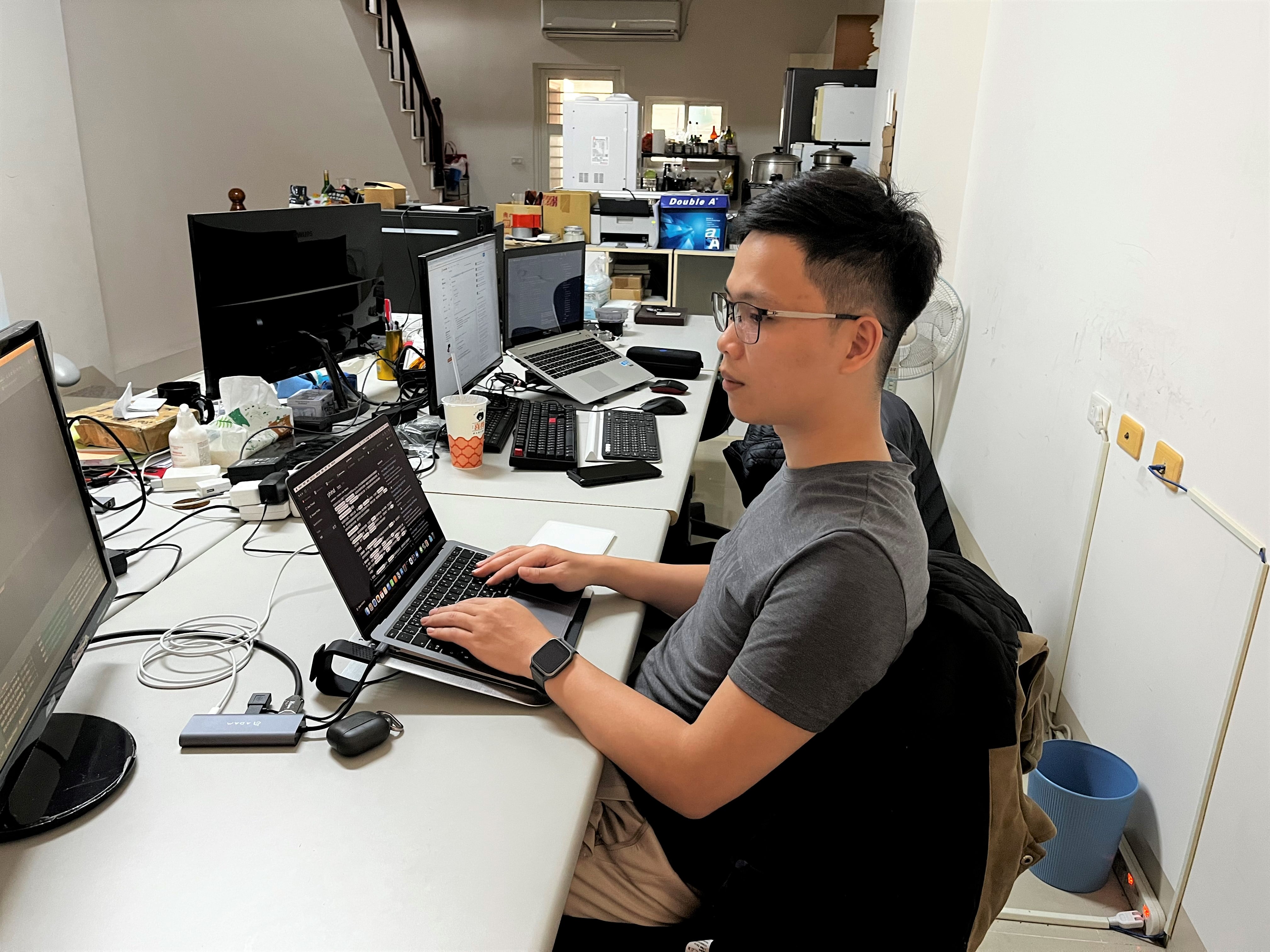 26歲的陳彥宇透過勞動部產業新尖兵課程的訓練，從餐飲業跨域成為超夯軟體開發工程師。