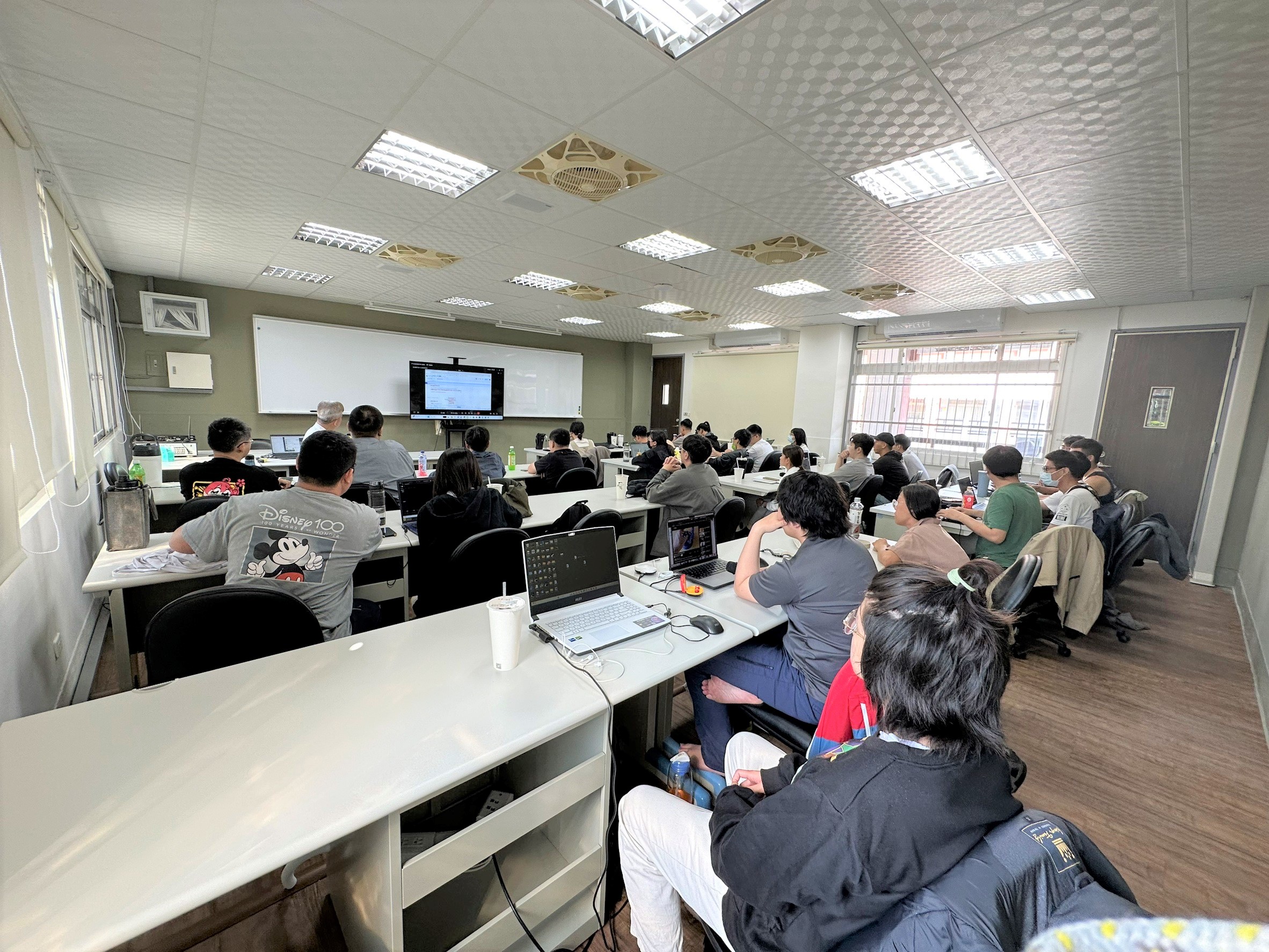 新尖兵「跨域Java軟體工程師就業養成班」，結合基礎Java語法及動態網頁開發技術，讓青年們短期間晉升Java軟體人才。