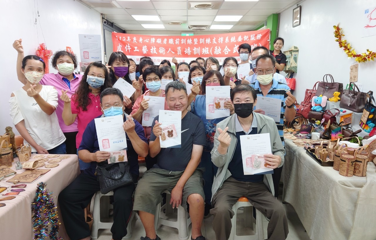 雲嘉南分署為降低身障者的參訓障礙與重建其就業自信心，特別設計一套鷹架支持服務系統，協助身障者順利接軌就業。