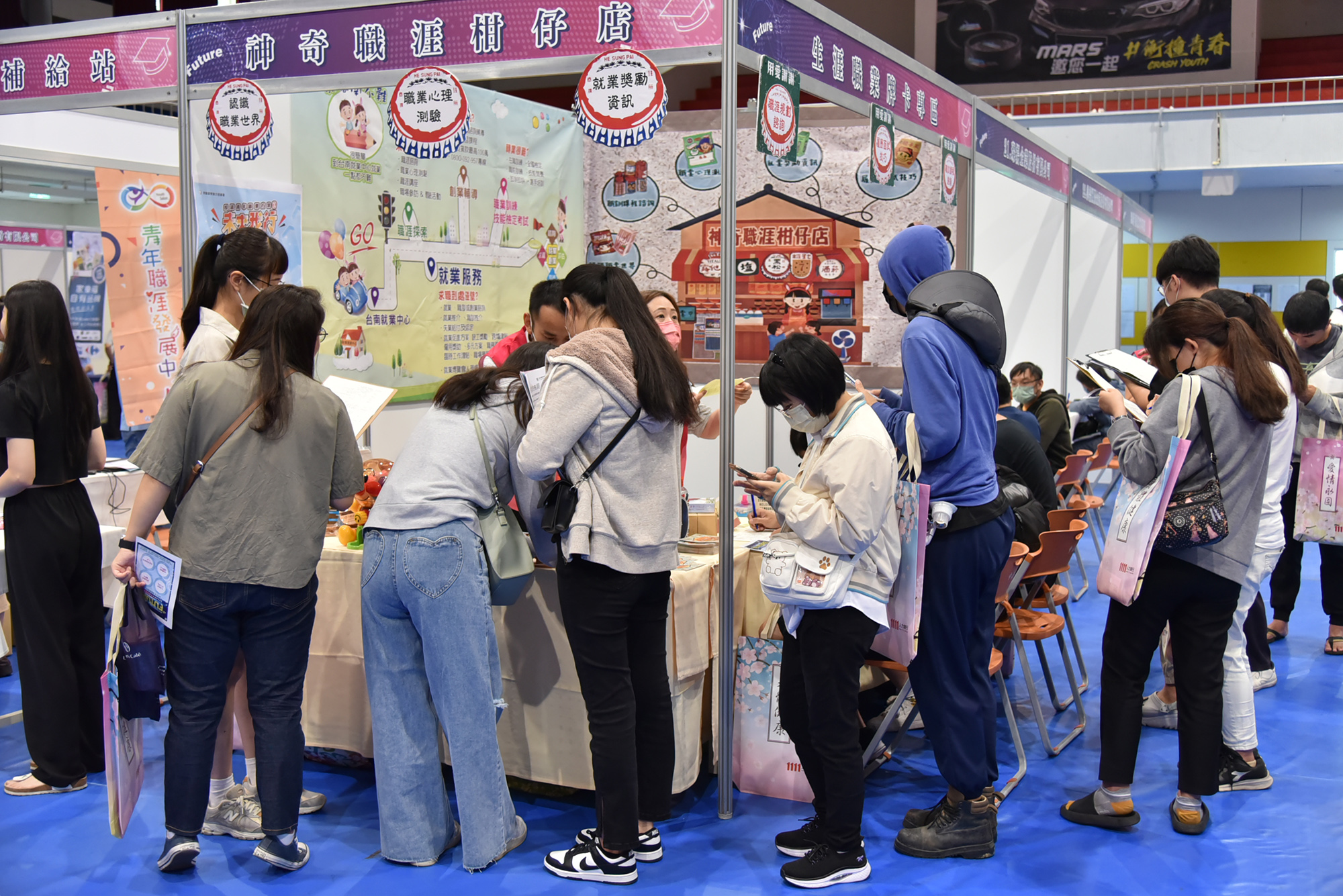 徵才現場還有職涯諮詢服務，吸引不少青年朋友運用。
