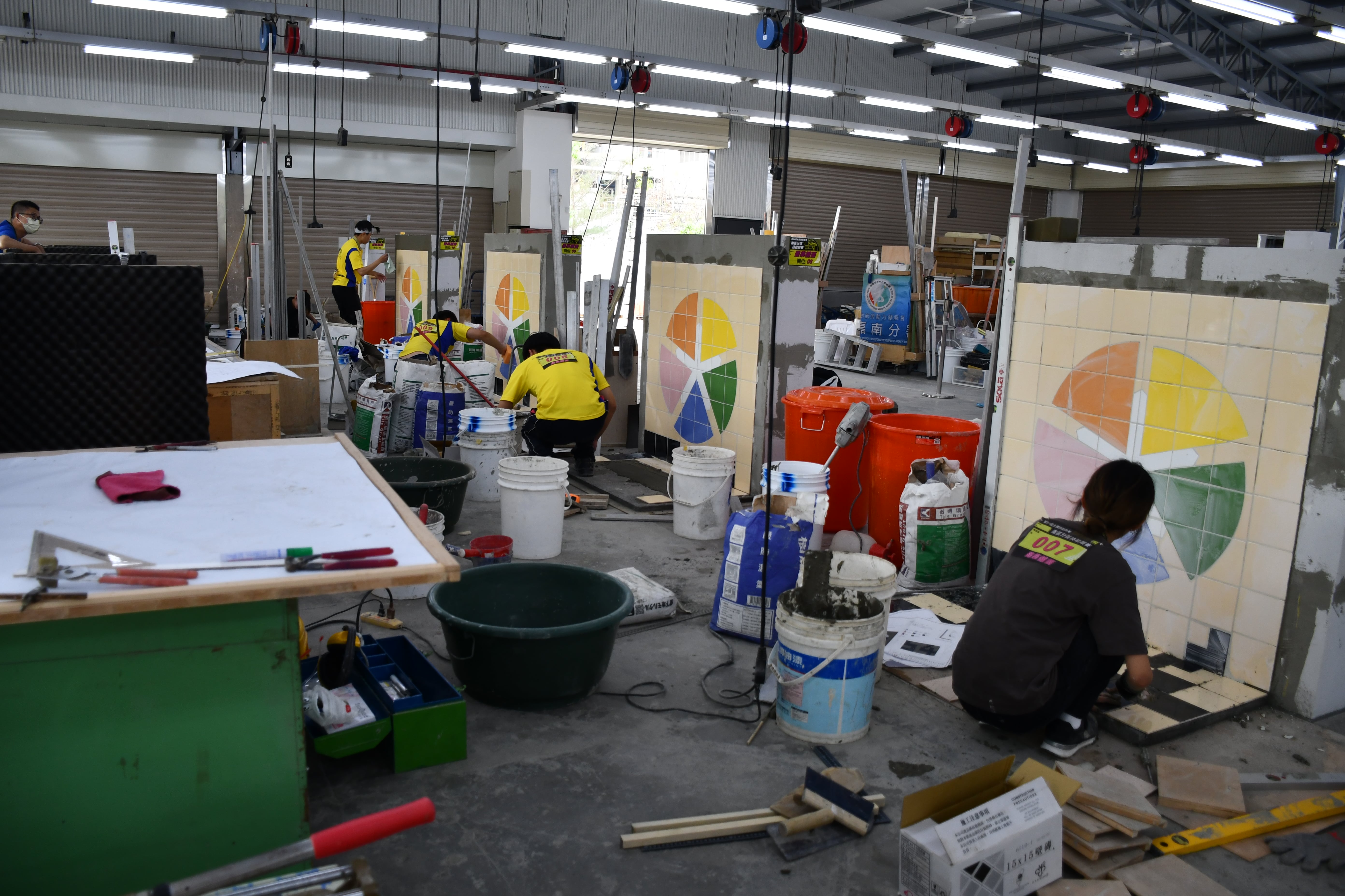 第54屆全國技能競賽南區賽，雲嘉南分署訓練的選手包辦建築舖面職類金、銀牌。(通發)