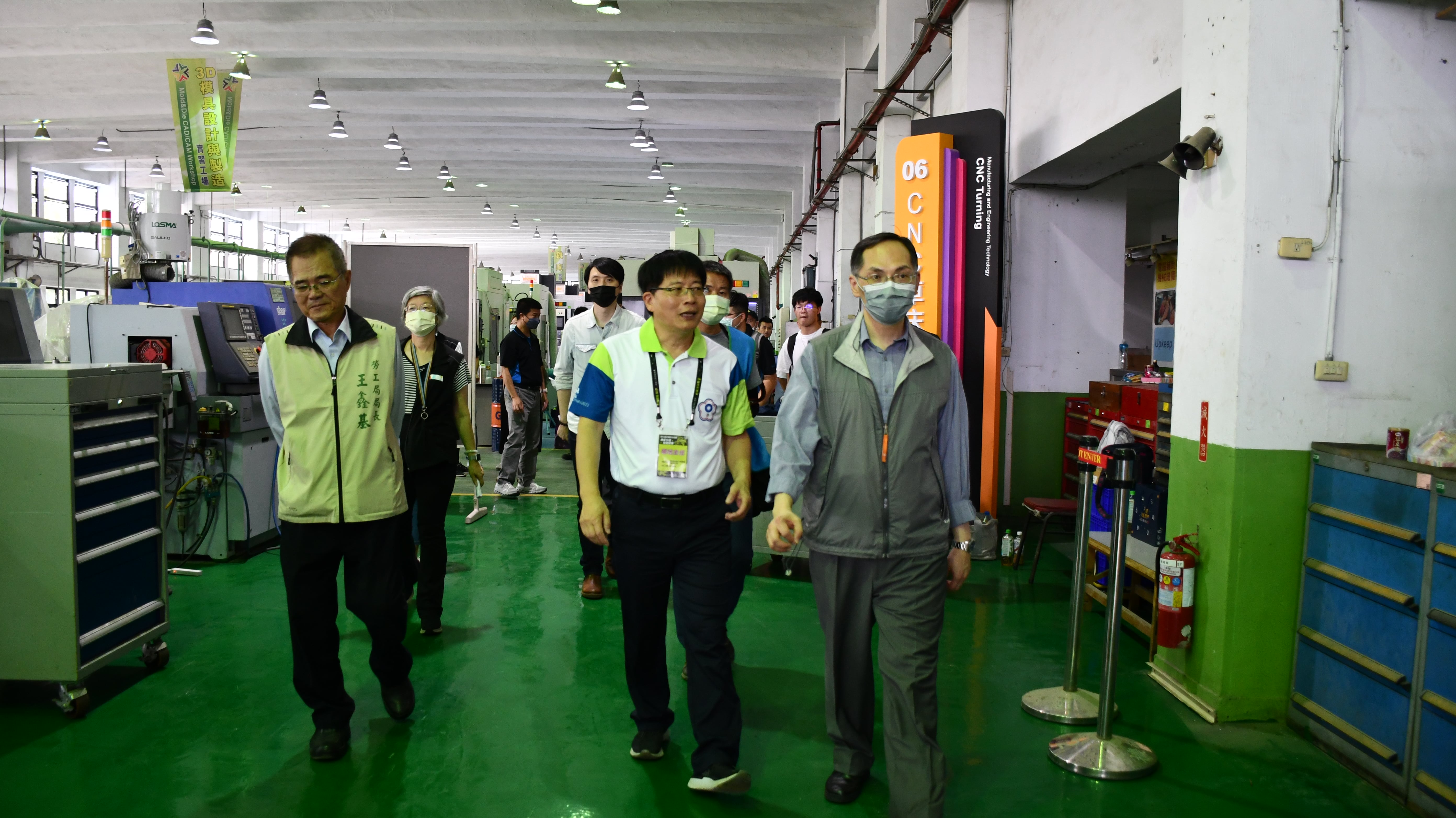 勞動部勞動力發展署主任秘書陳世昌(右1)於競賽期間特地巡場為每位選手加油。(通發)
