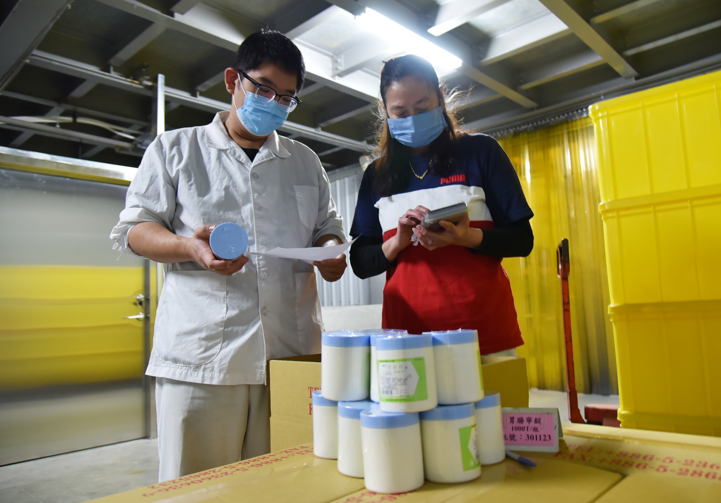 張凱智(左)經由短短3個多月職訓，不僅順利轉換跑道擔任化工廠的倉儲管理員，薪水還比以往多出5K。