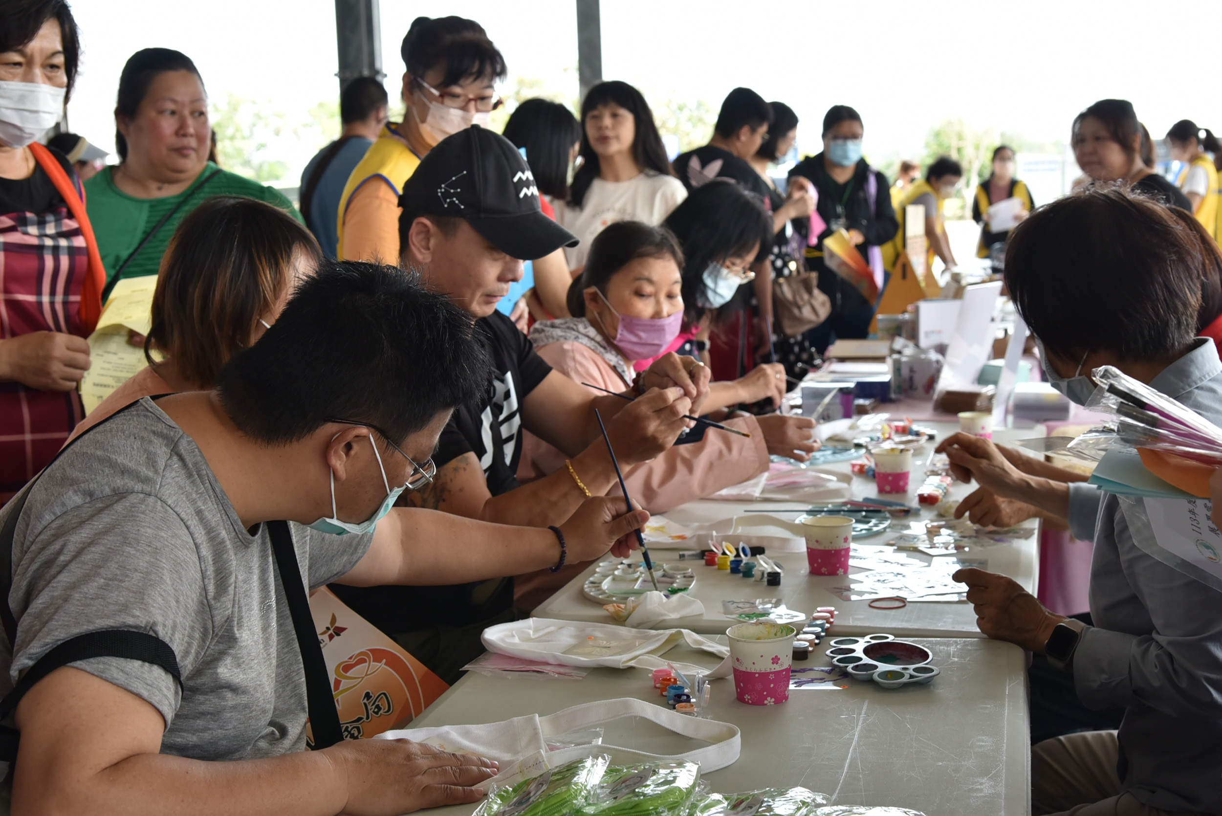 現場除徵才活動外，另有手作DIY活動，讓民眾體驗製作刺繡毛巾，吸引不少人參與。
