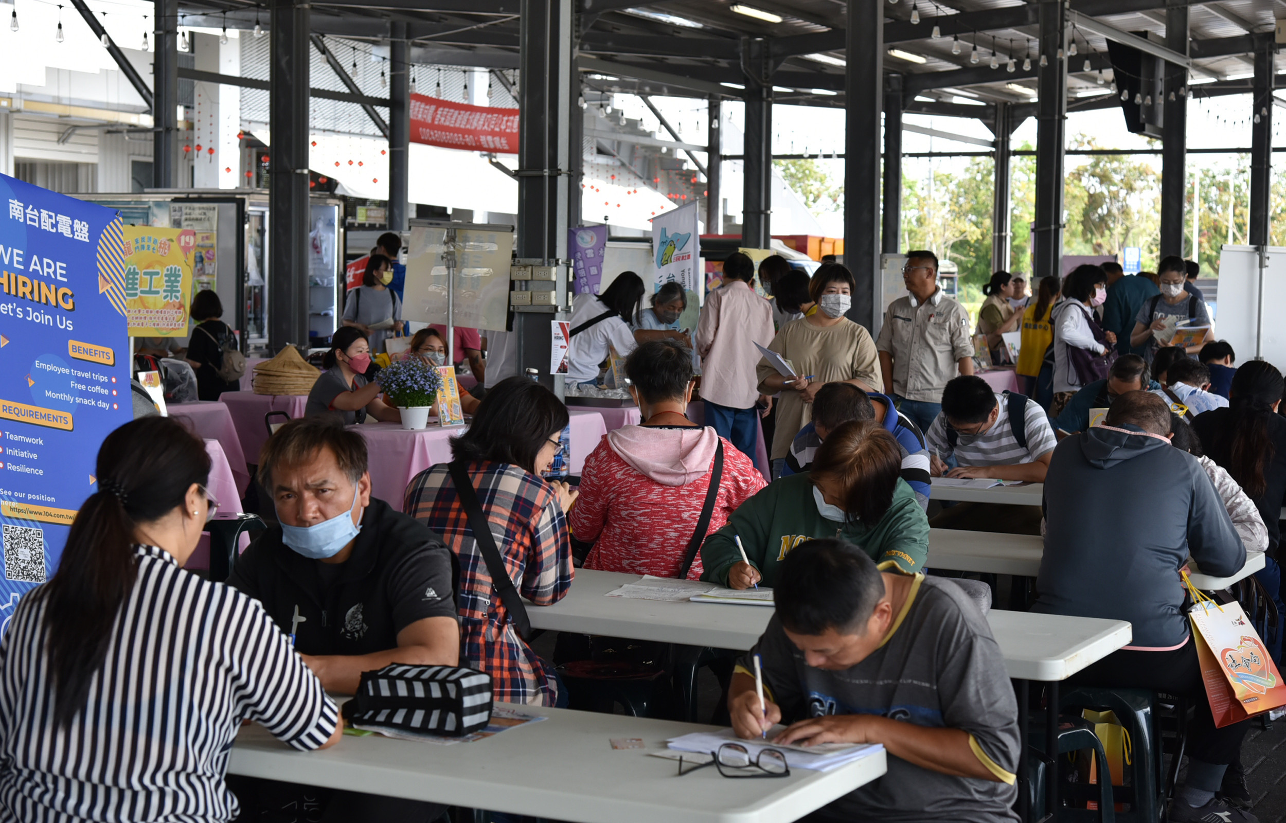 永康就業中心首次在新化果菜市場辦徵才，26家廠商釋出超過1,000個工作機會，吸引不少民眾求職。