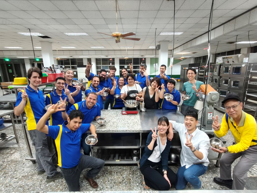 拉丁美洲學員與在地點心與創意伴手禮班的梁靖梅老師(中間白衣)合照