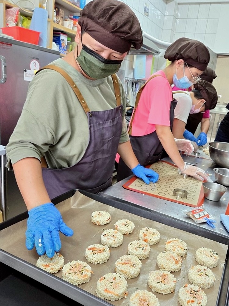 圖5.臺南市安安社會福利發展協會由身心障礙者一手包辦端午限定「櫻花蝦米香」。