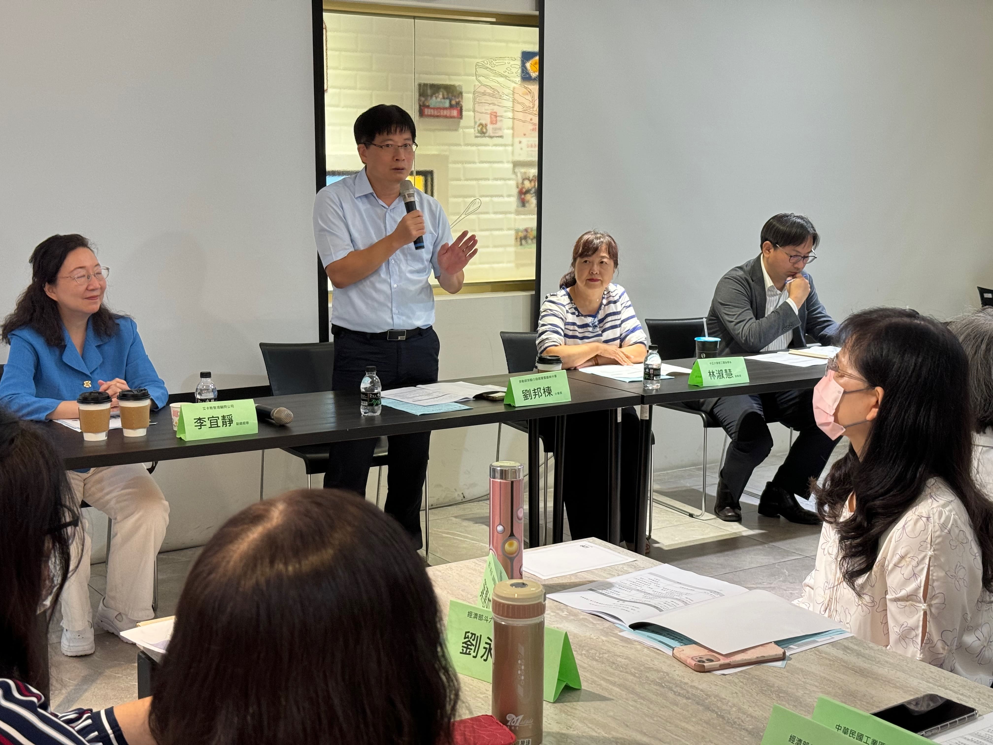 圖3-分署長劉邦棟籲企業轉型刻不容緩，請企業善用政府資源。 (1)