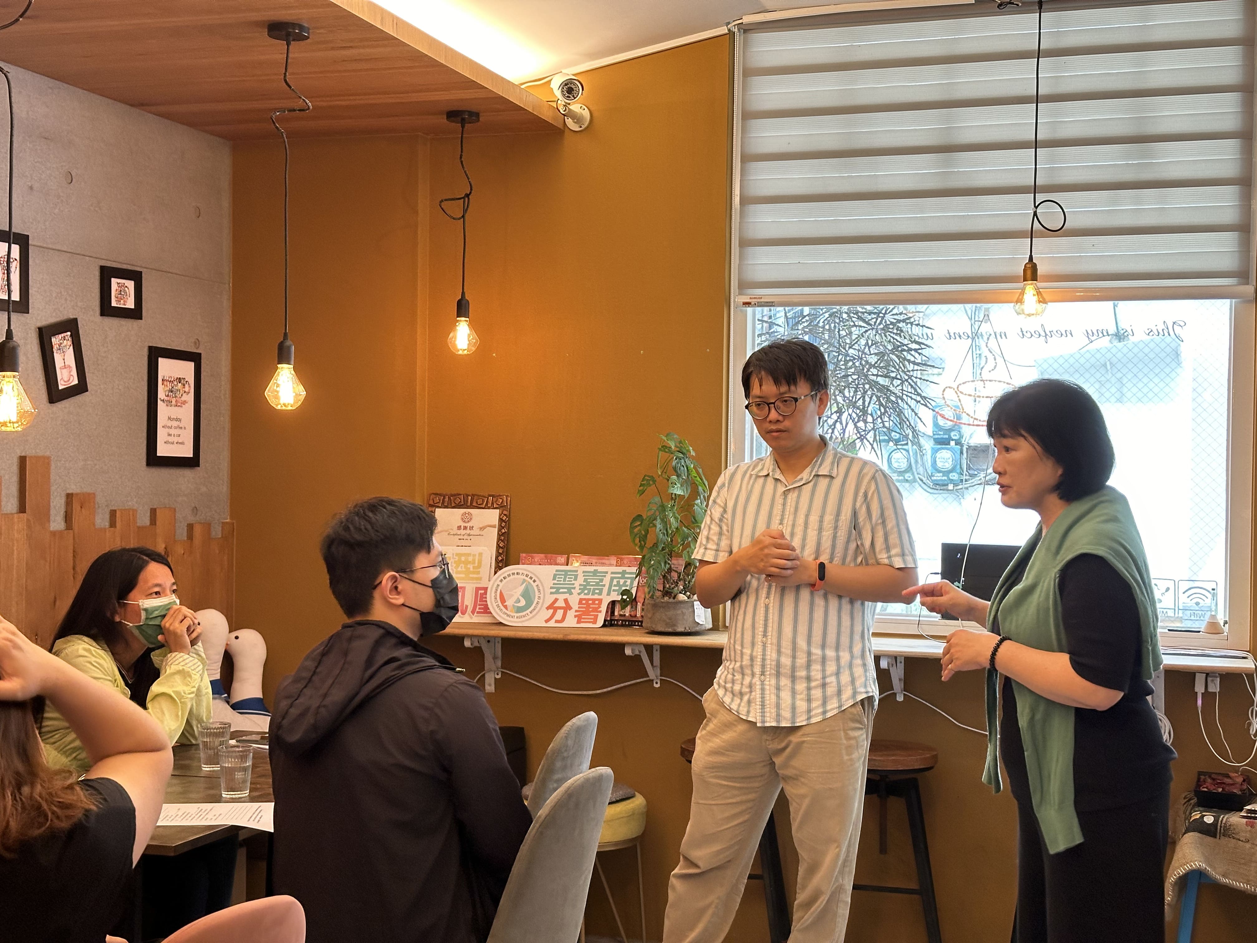 通發-圖2.逆境咖啡負責人范碧麟(右一)及烘豆師分享創業與經營眉角。