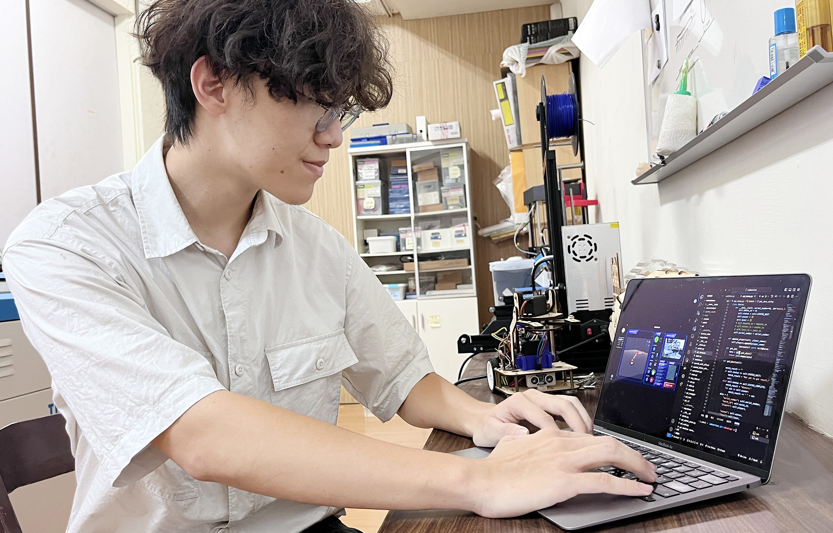 曾哲瀚(右)申請上國立成功大學全校不分系學士學位學程，今年9月將入學就讀。