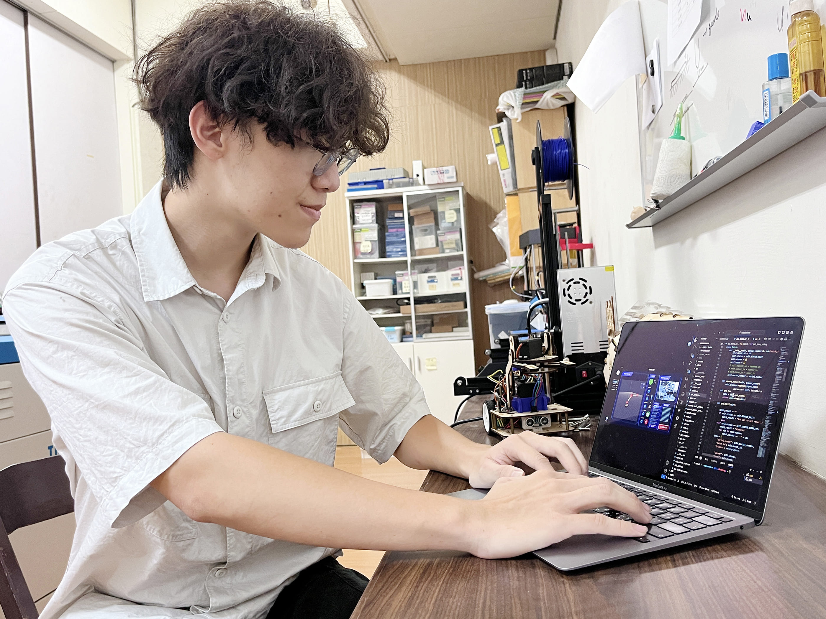 21歲的曾哲瀚透過青年就業領航計畫進入職場工作進行職涯探索，助他確立職涯方向。