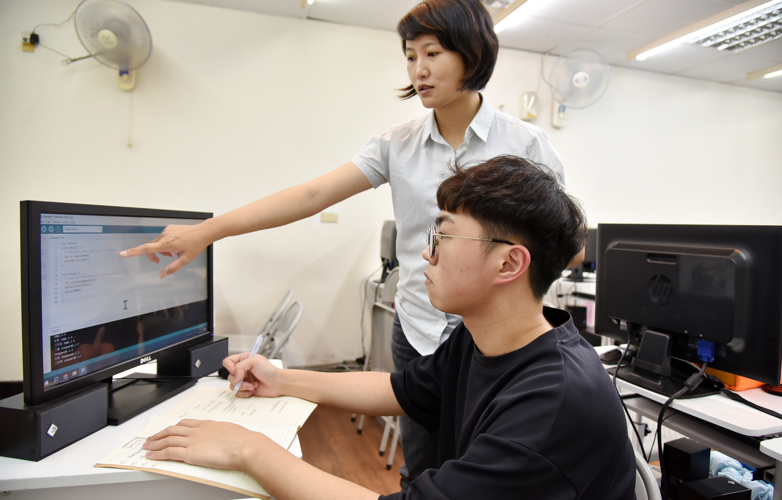 3年來洪邇文陸續上了多門產投課程，實力迅速累積，不僅成功轉換跑道，也當上講師，薪水更翻倍成長。