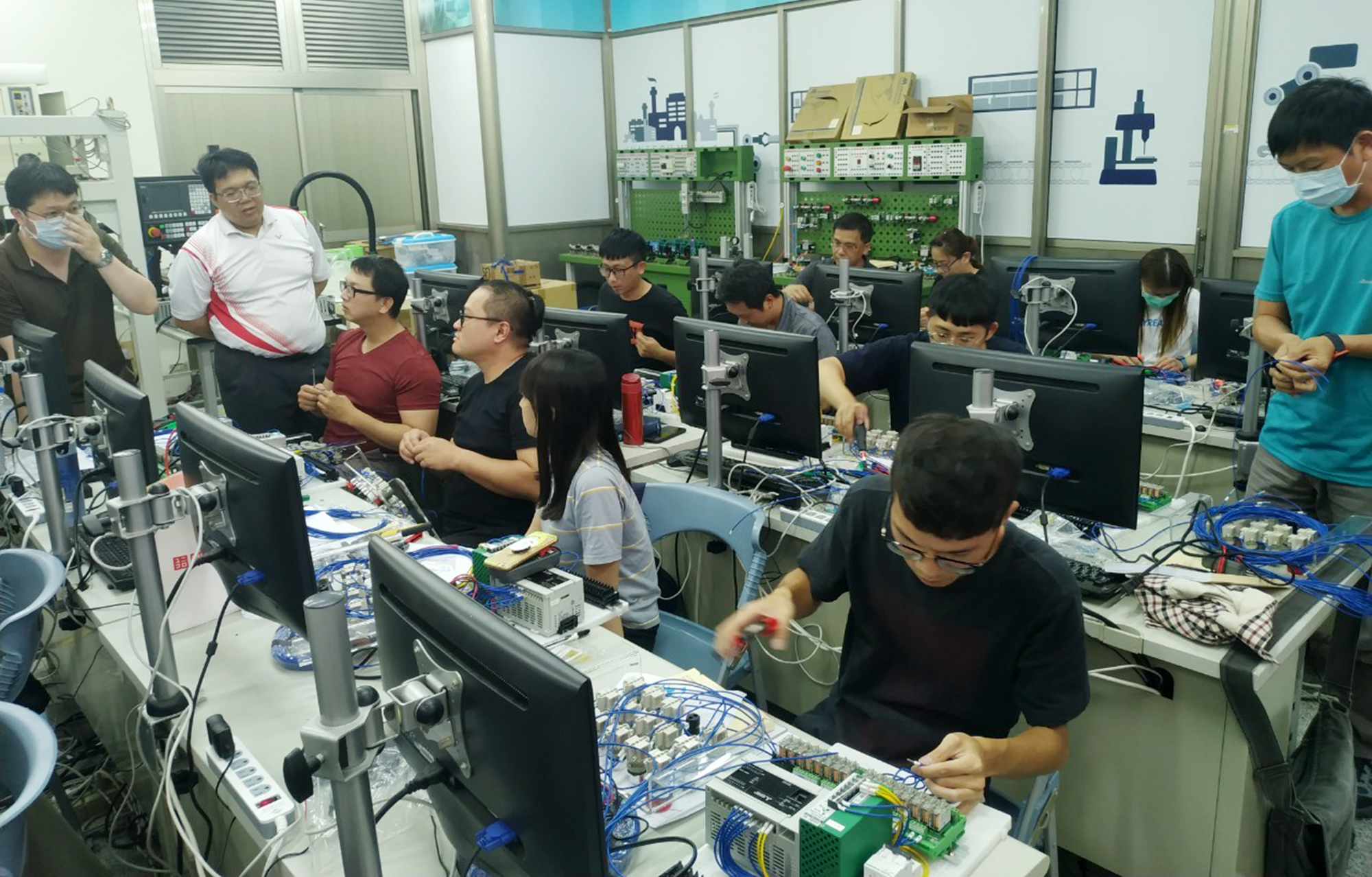 為培養淨零轉型、AI及數位轉型等重點產業人才職能，分署今年開出120門政策性產業課程，提供近2,600個在職進修機會，歡迎報名。