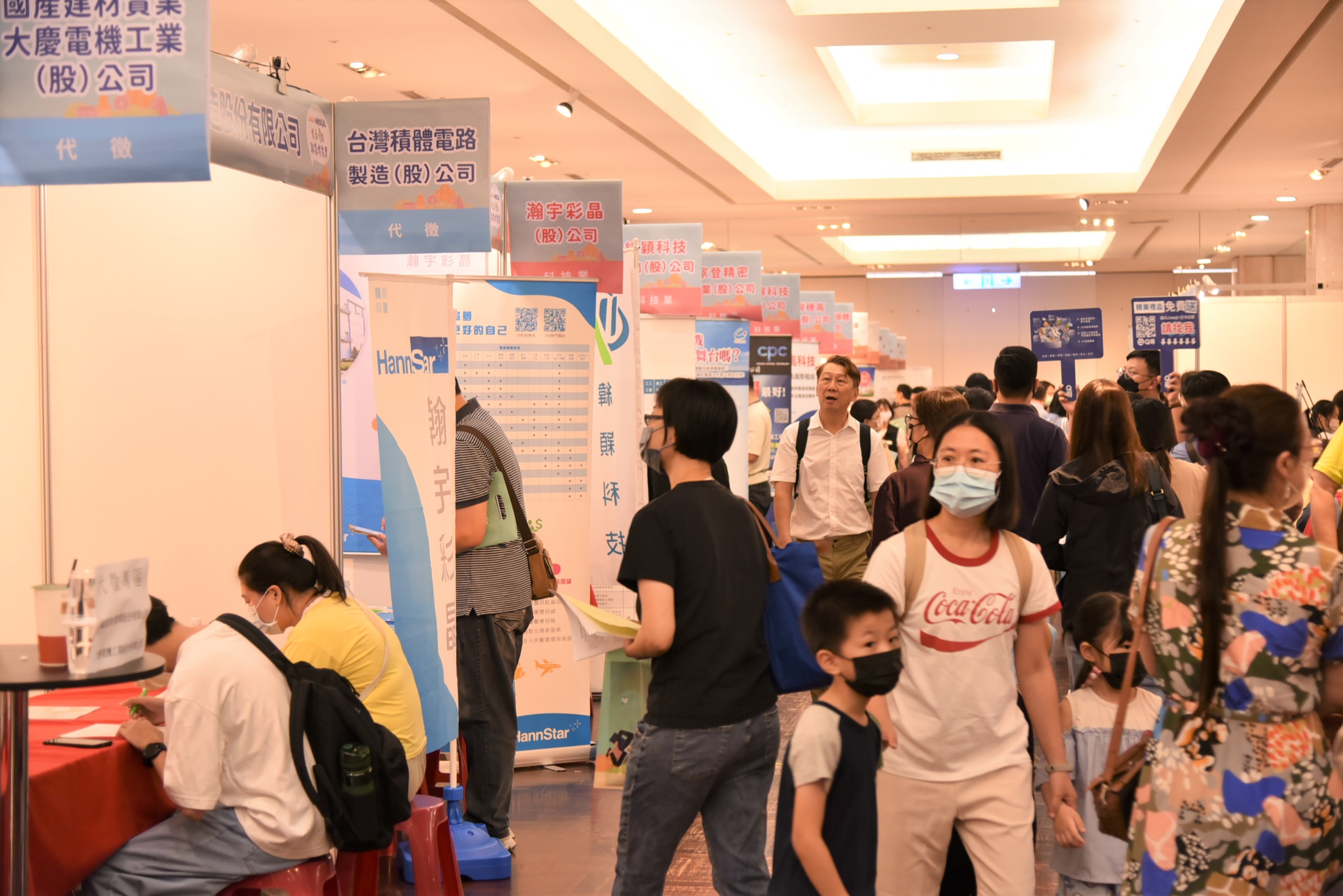 勞動部雲嘉南分署就博會邀集70家廠商、釋出超過3,700個職缺，不僅逾8成為雲嘉南區在地職缺，更有近9成無經驗可。(資料照片)