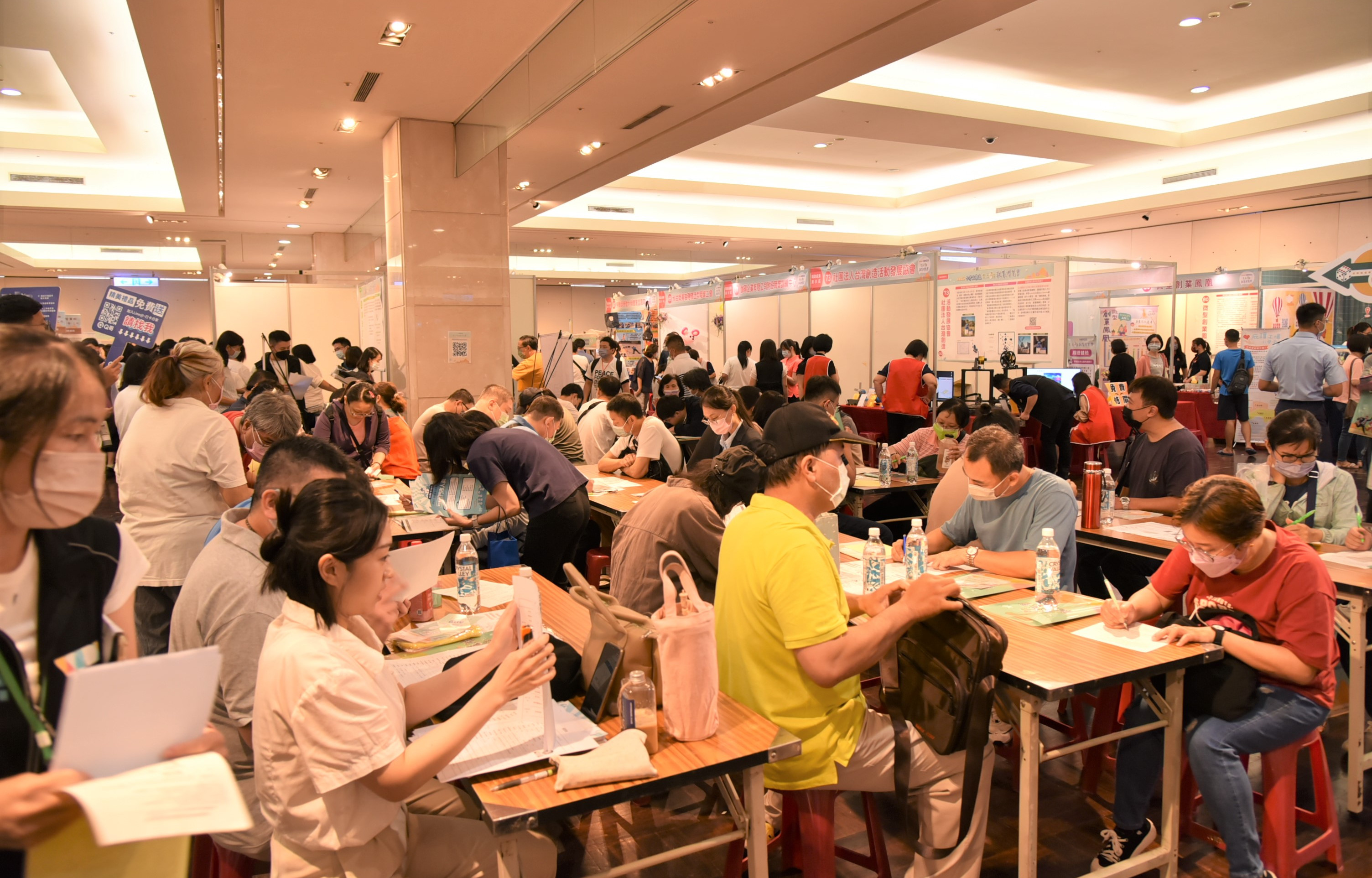 勞動部本週六、日將在台南火車站附近新光三越中山店(台南市中西區中山路162號)辦就博會，交通便捷、歡迎求職民眾踴躍參加。(資料照片)