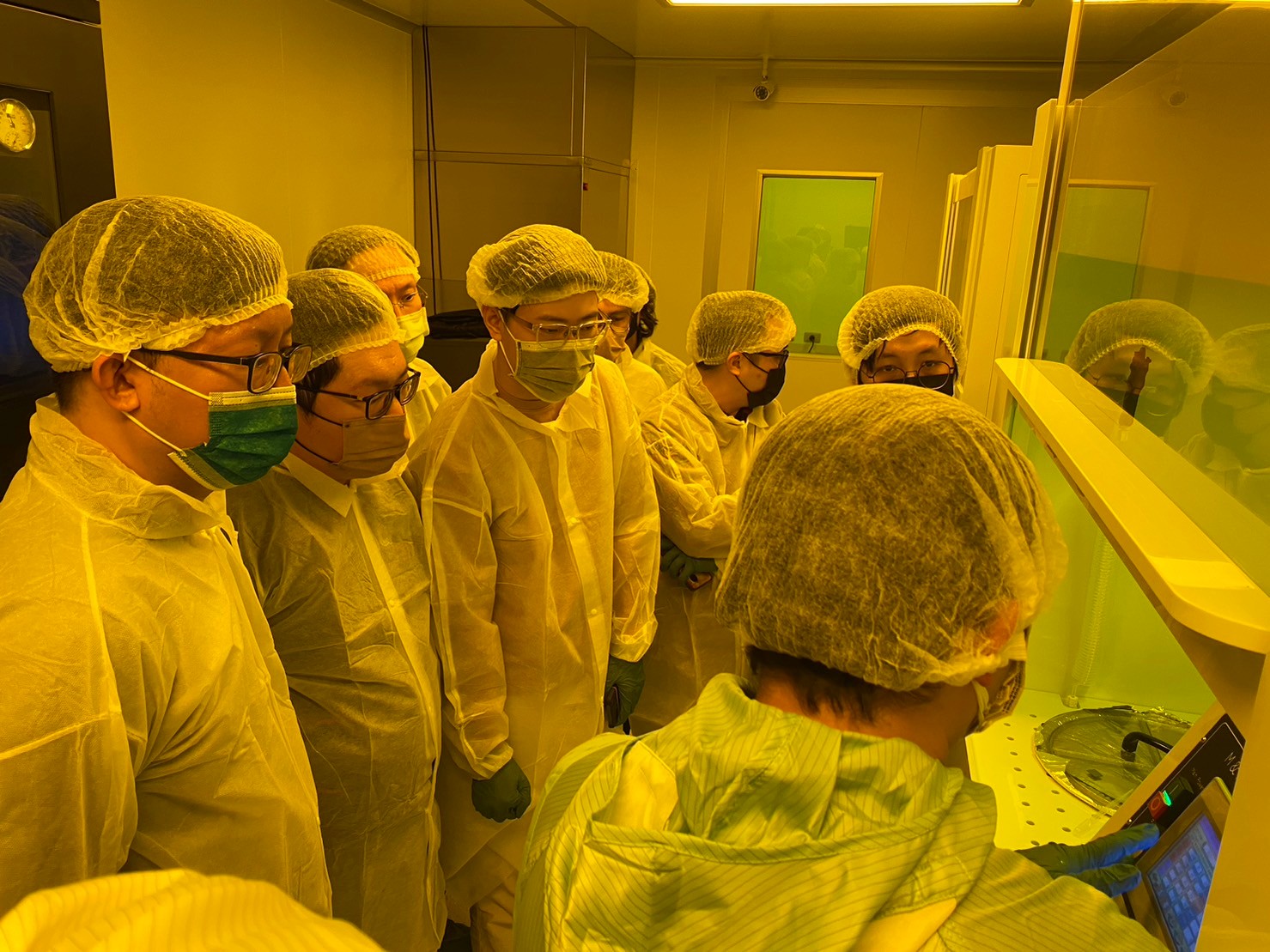 圖2.「半導體製程基礎培訓班」除課堂聽講外，還安排實際操作訓練，頗受學員好評。