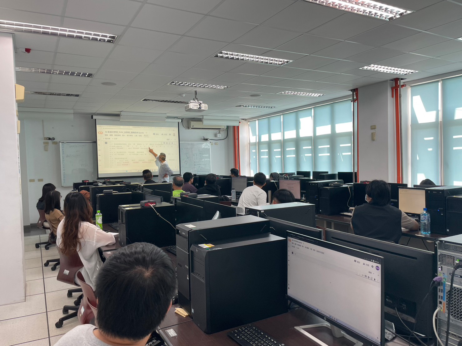 雲嘉南分署為提升轄區在職勞工俱備新興產業職能，從111年起即因應AI人工智慧開辦相關在職培訓課程