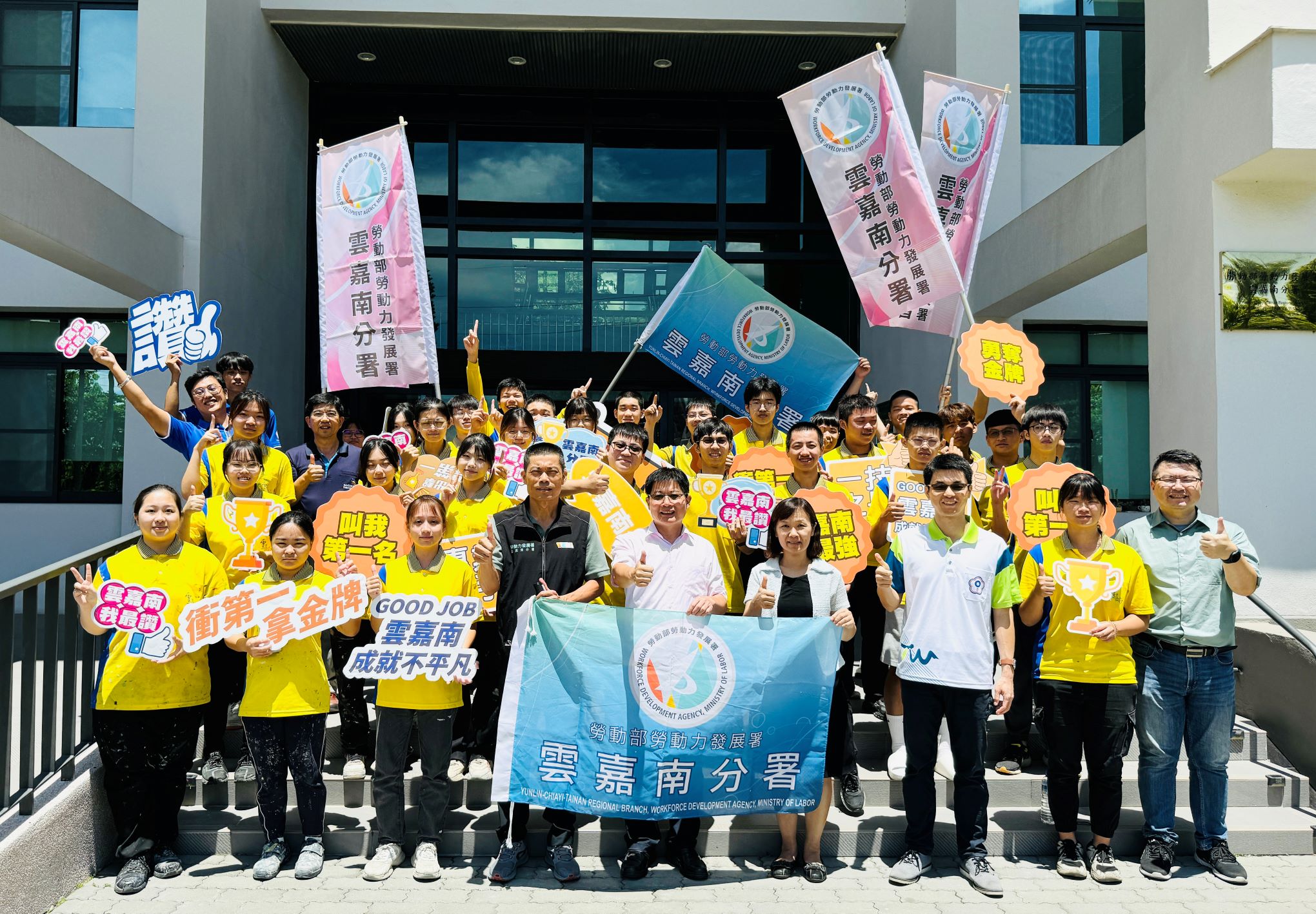 通發-圖2.雲嘉南分署長劉邦棟、秘書曾秋瑾及技正楊慶元等人都親自出席授旗典禮，為選手們加油打氣，預祝選手們獲得佳績。