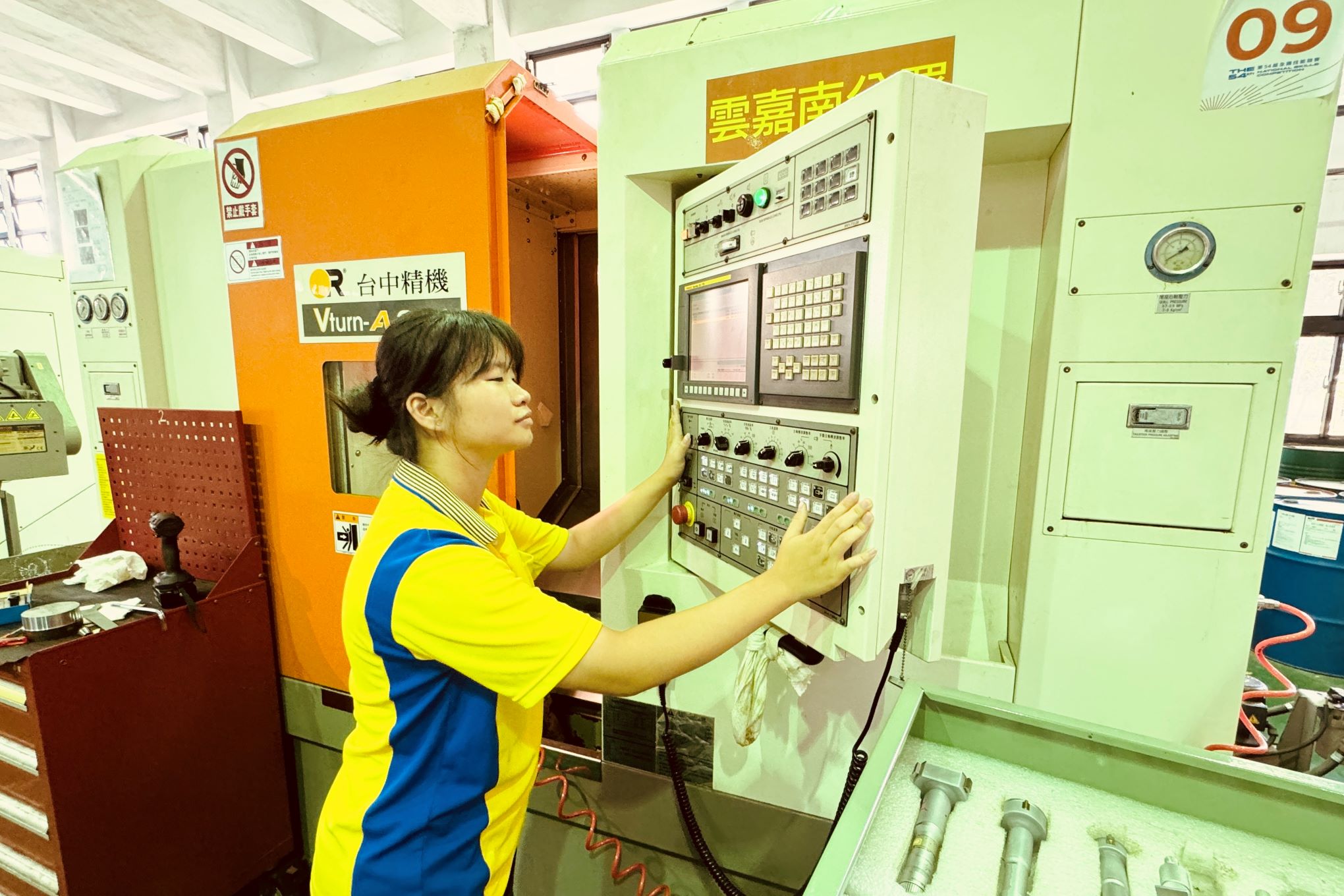 通發-圖3.CNC車床女選手李妮臻，不怕辛苦日練12小時朝國手之路邁進，期望在全國賽中技壓群雄，脫穎而出。