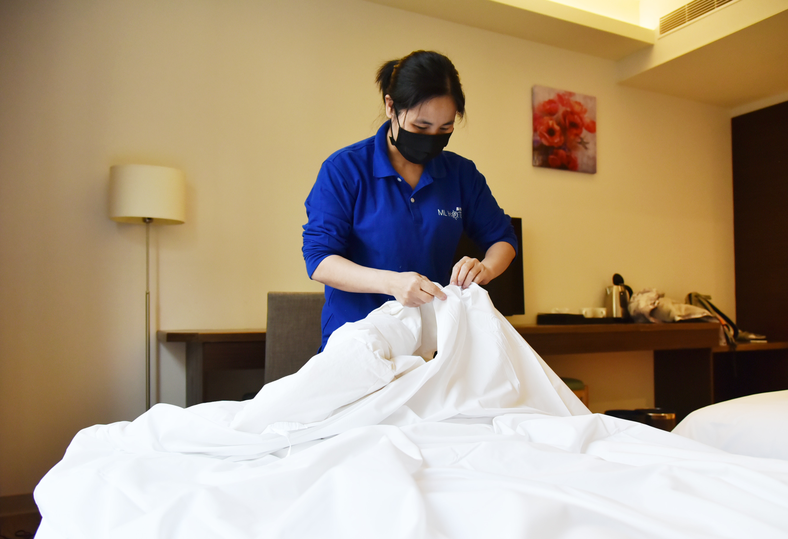 疫後改善缺工擴大就業方案為民眾應徵旅宿業房務員、清潔人員與餐飲業之內、外場服務人員工作，每月可領「就業獎勵津貼」5,000-1萬3,000元，最長領12個月。