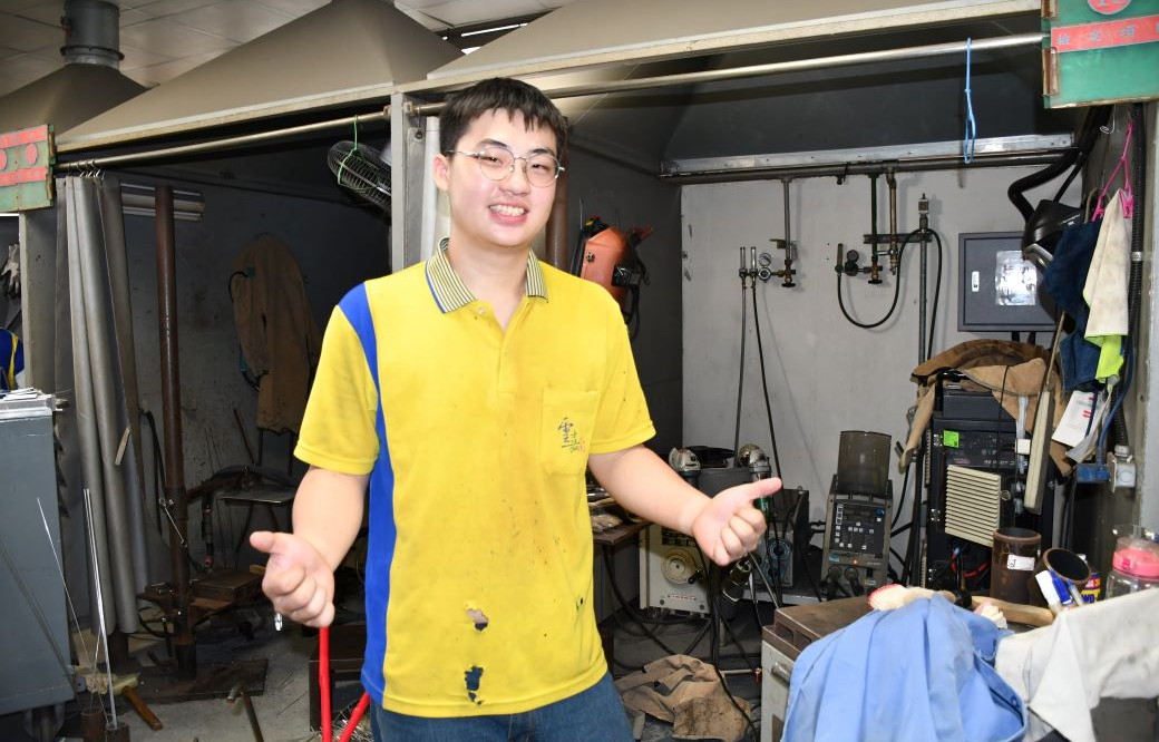 銲接選手陳宥辰衣服和手上遍佈被燒燙的破洞及疤痕，但他相信所有的付出都是奪牌的養分