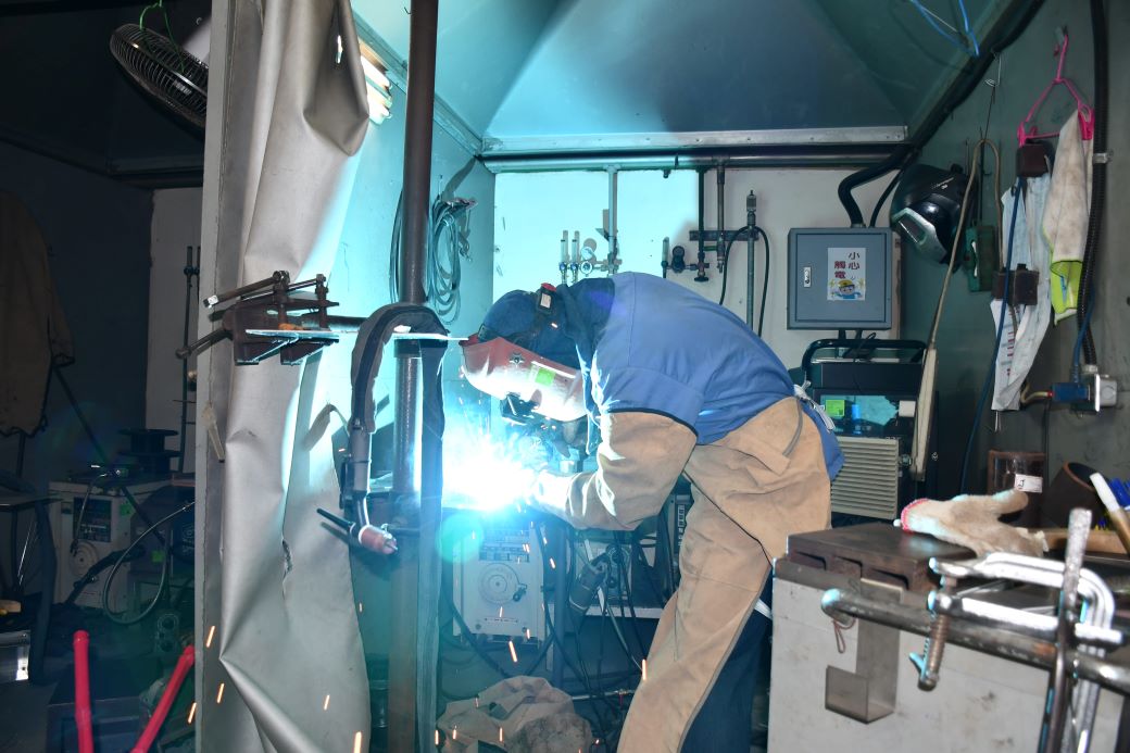 南分署銲接選手陳宥辰時常穿戴厚重的裝備，頂著數百度以上的銲槍高溫不斷練習