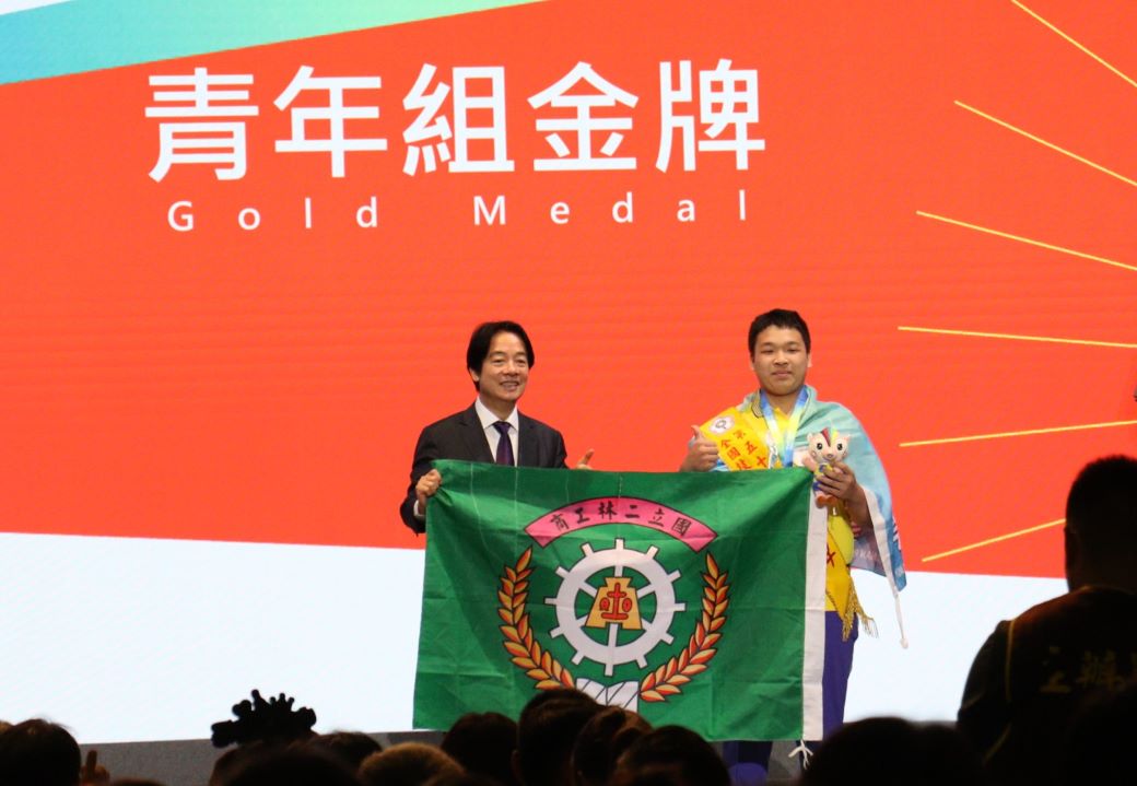 通發-圖2.總統賴清德(左)頒獎給漆作裝潢金牌洪錦瑋(右)。