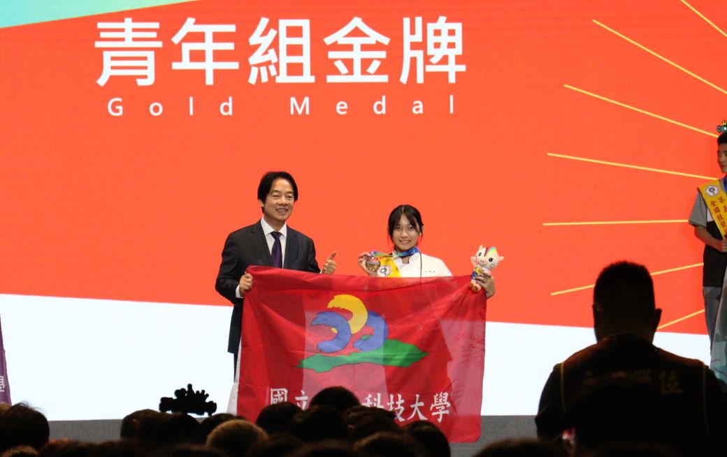 通發-圖1.總統賴清德(左)頒獎給西點製作金牌洪翎珊(右)