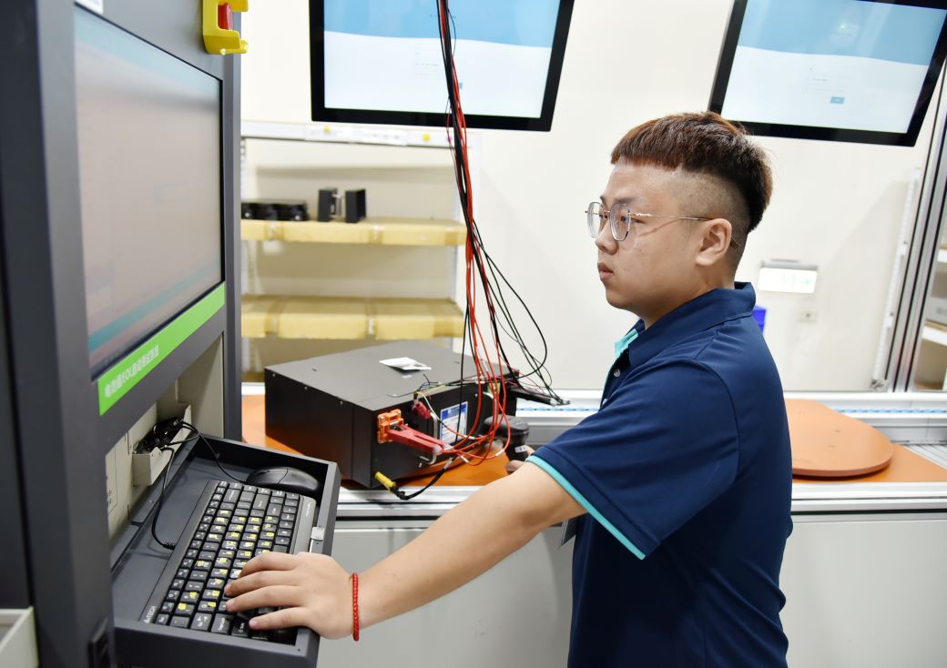 通傳_蔡弘偉經由職場導師一對一教導，讓他在短期間從「菜鳥」變熟手。