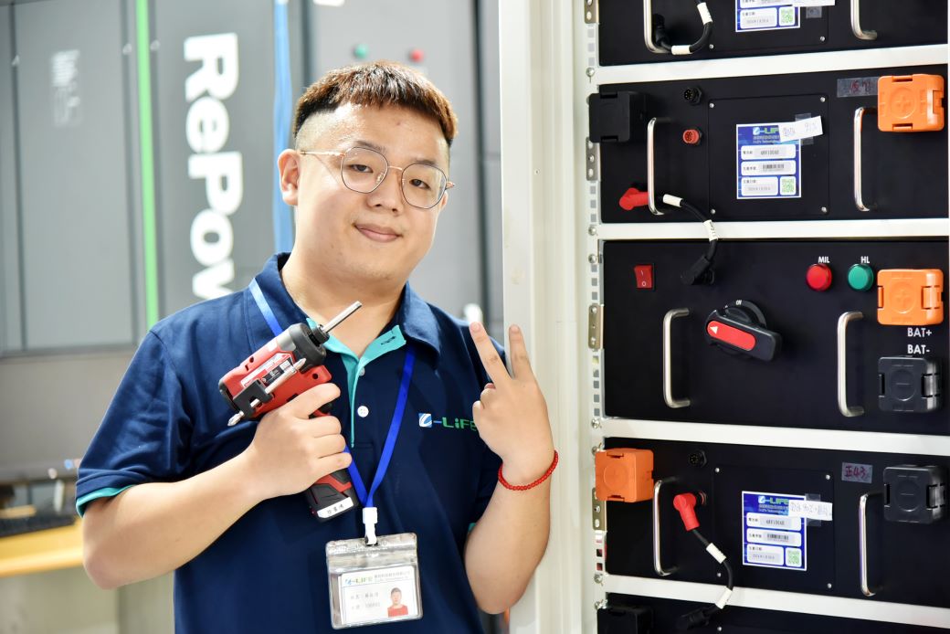 通傳_23歲青年蔡弘偉參與大專青年預聘計畫，提早在職場「卡位」，還有留任獎勵金可領。