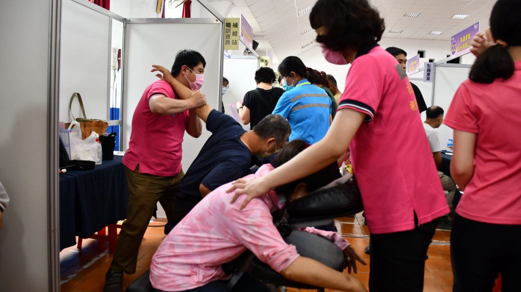 勞動部斗六就業中心徵才活動為緩解求職者的緊張情緒，特別邀請了三名視障按摩師提供免費按摩服務