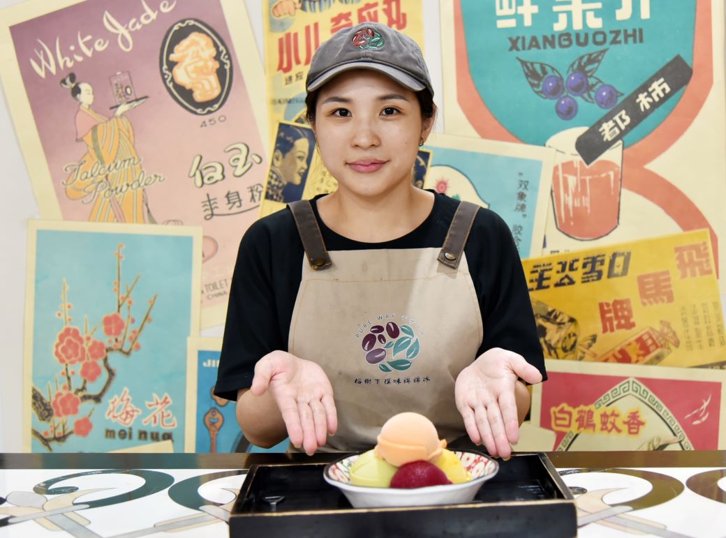 陳貞羽運用當季新鮮食材製作綿綿冰，味道純粹爽口。